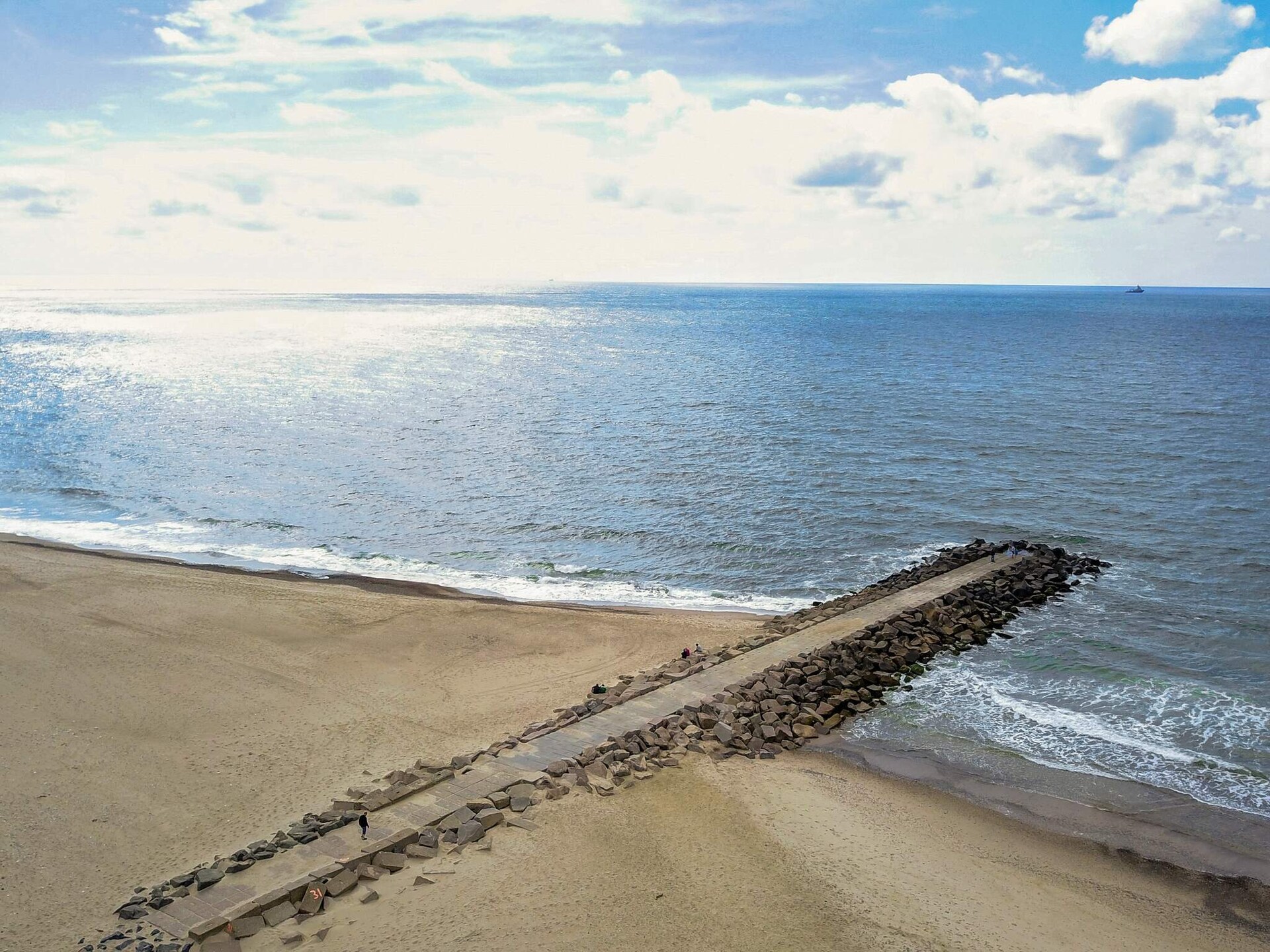 Ruim vakantiehuis met privézwembad en glijbaan op 2 km van de Noordzee - foto 11