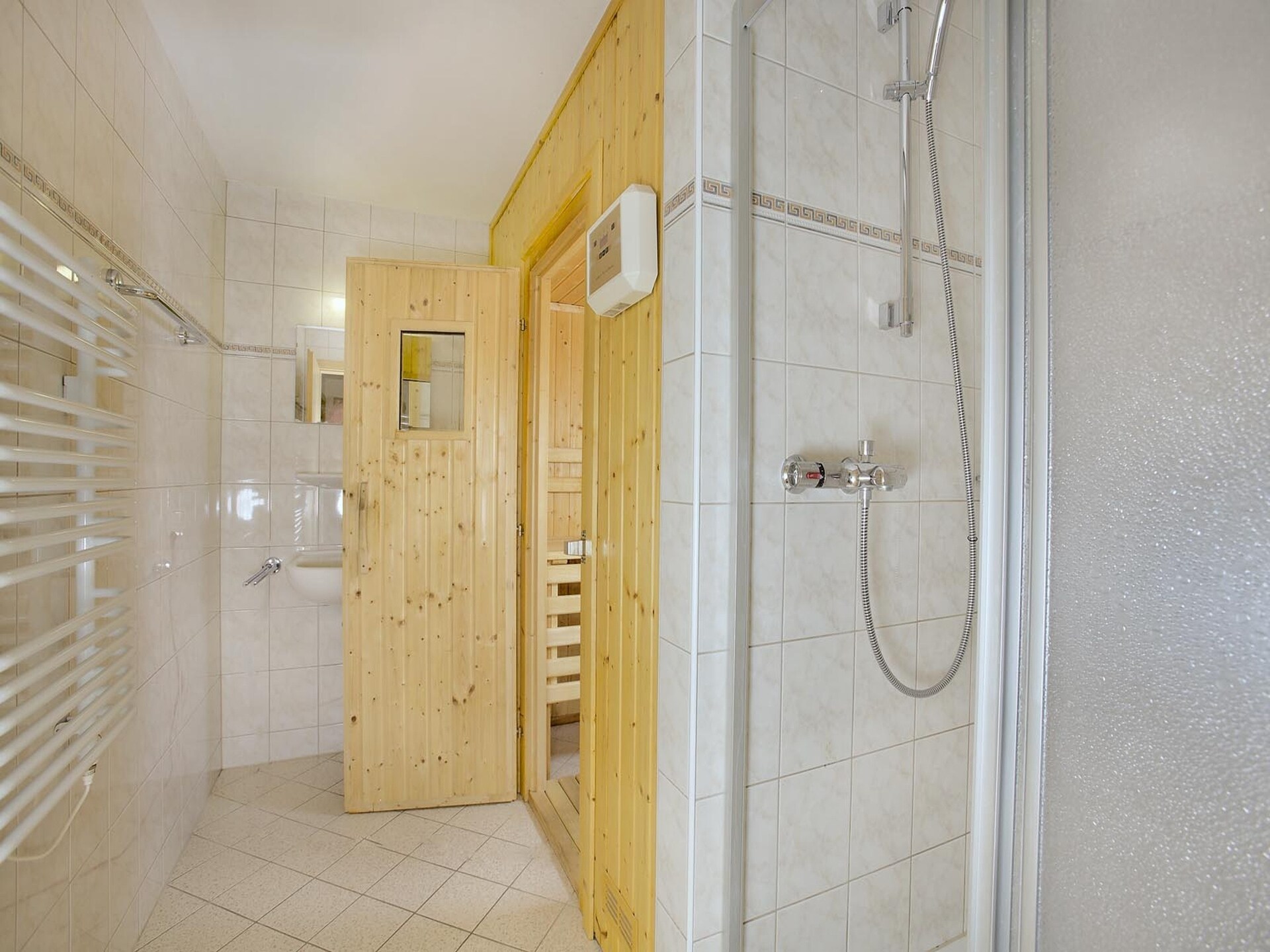 Ruim 5-slaapkamer chalet met sauna, vlakbij Zillertal Arena - foto 32