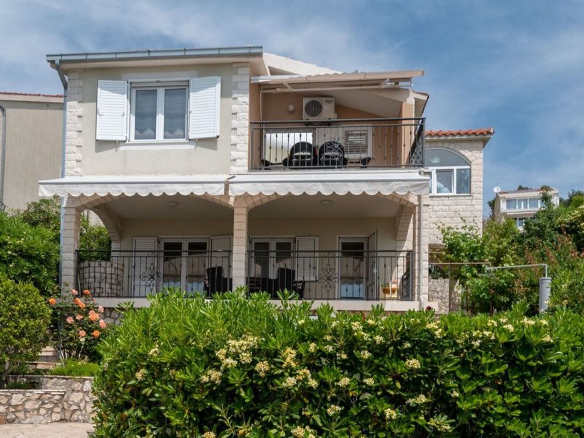 Rustiek driekamerappartement met terras direct aan zee op Čiovo - foto 35
