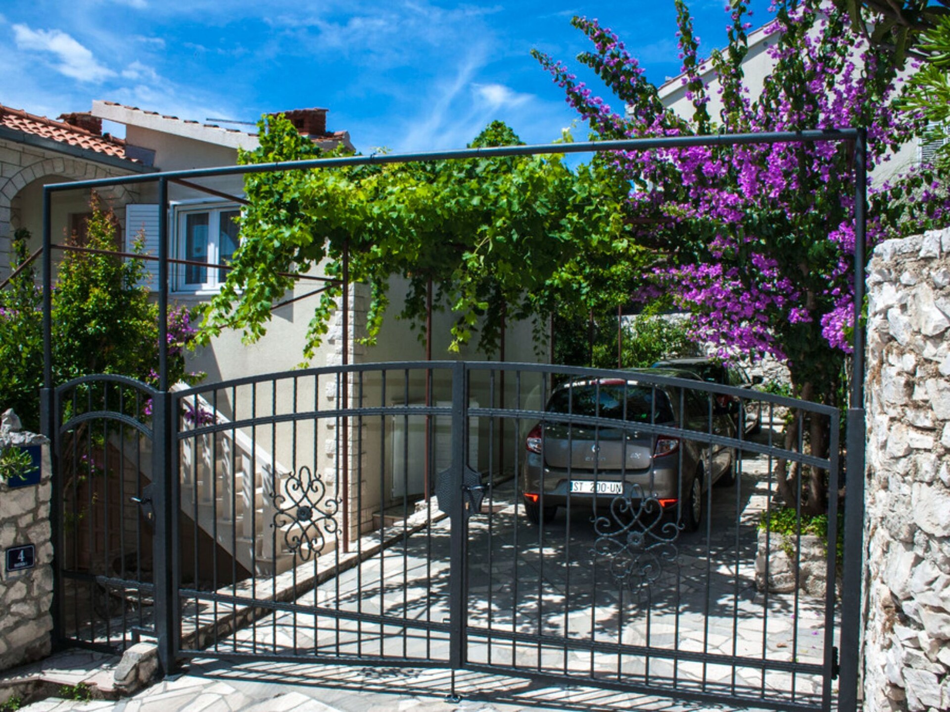 Rustiek driekamerappartement met terras direct aan zee op Čiovo - foto 37
