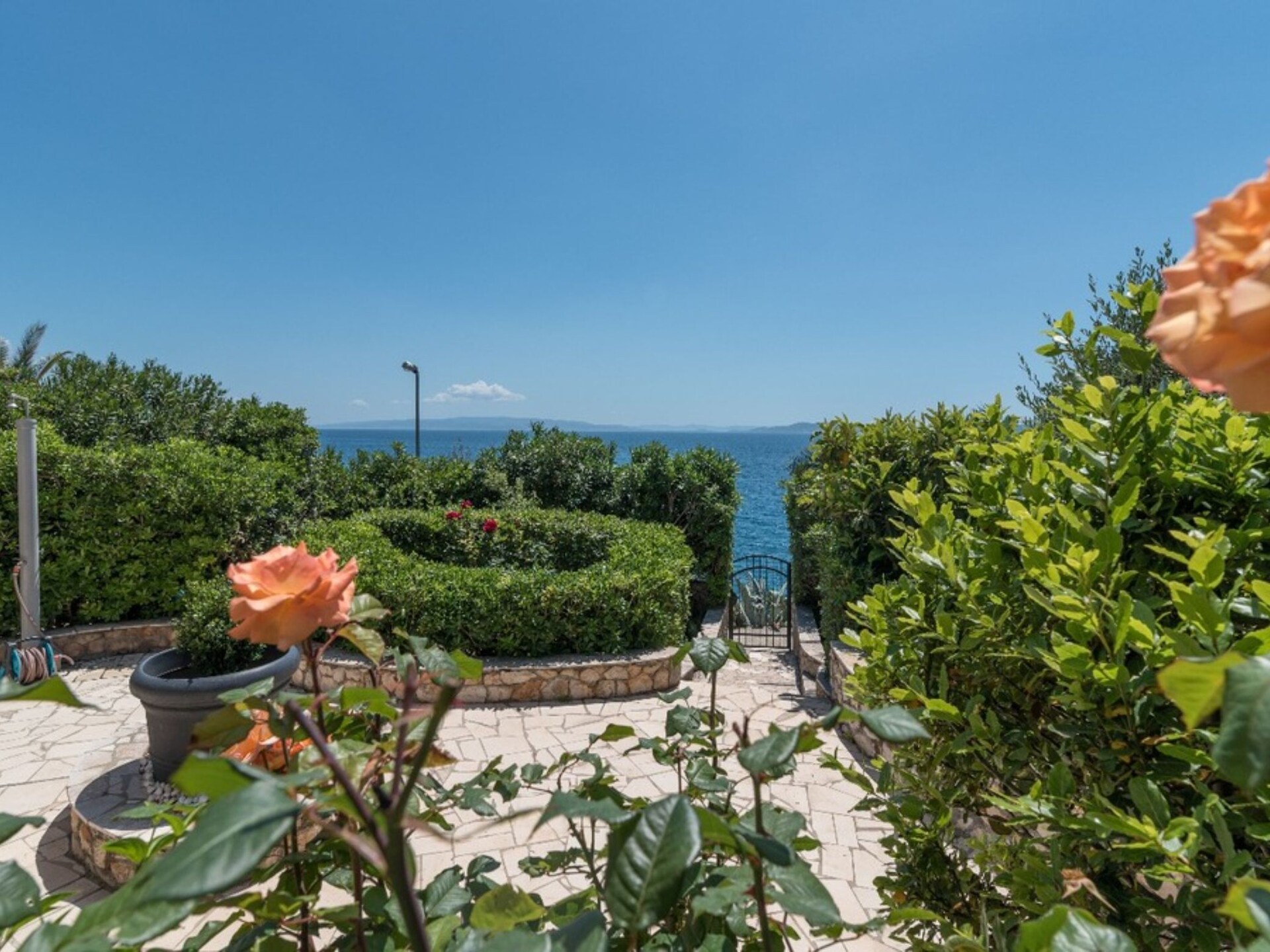 Rustiek driekamerappartement met terras direct aan zee op Čiovo - foto 27