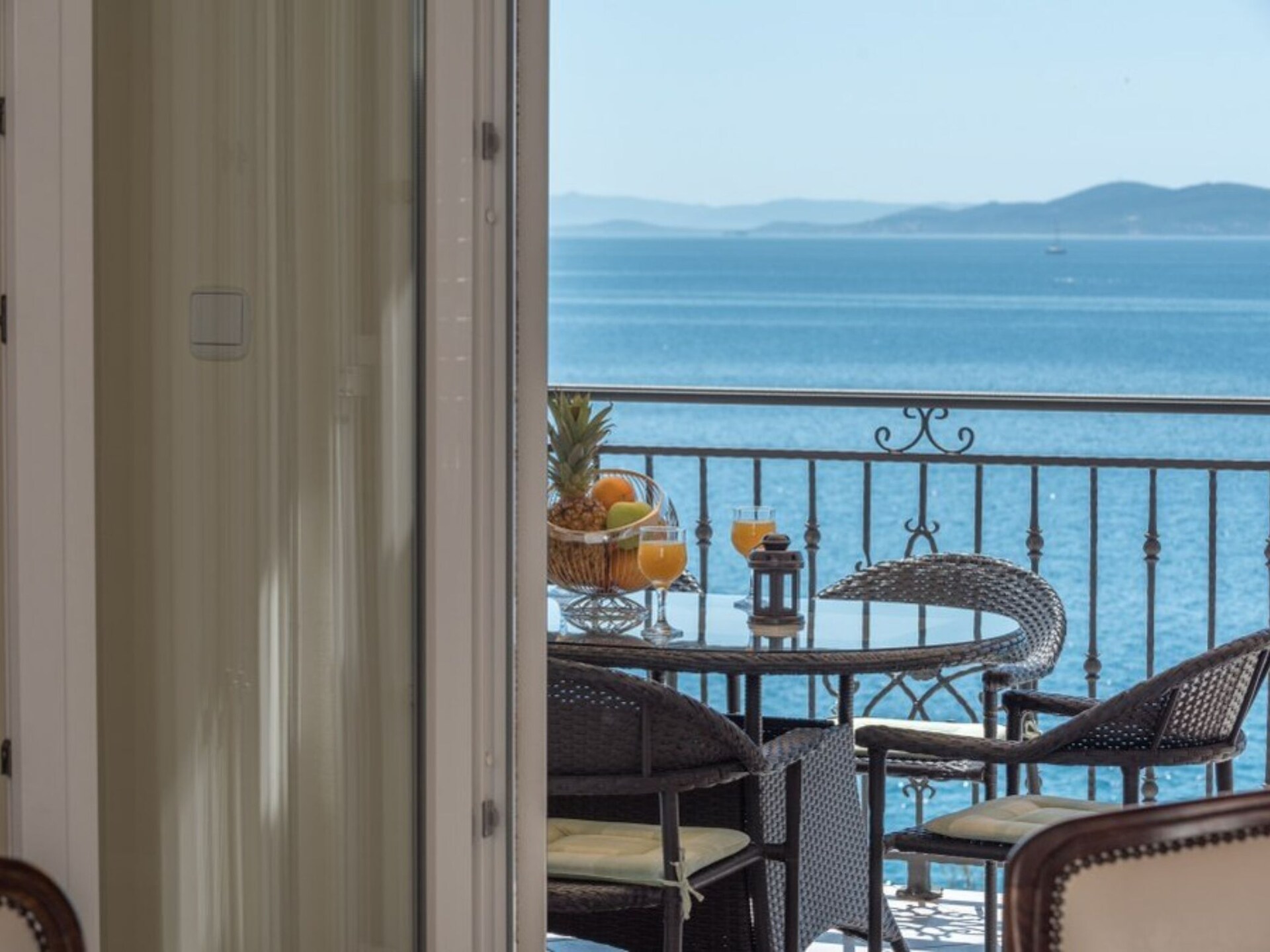 Rustiek driekamerappartement met terras direct aan zee op Čiovo - foto 24