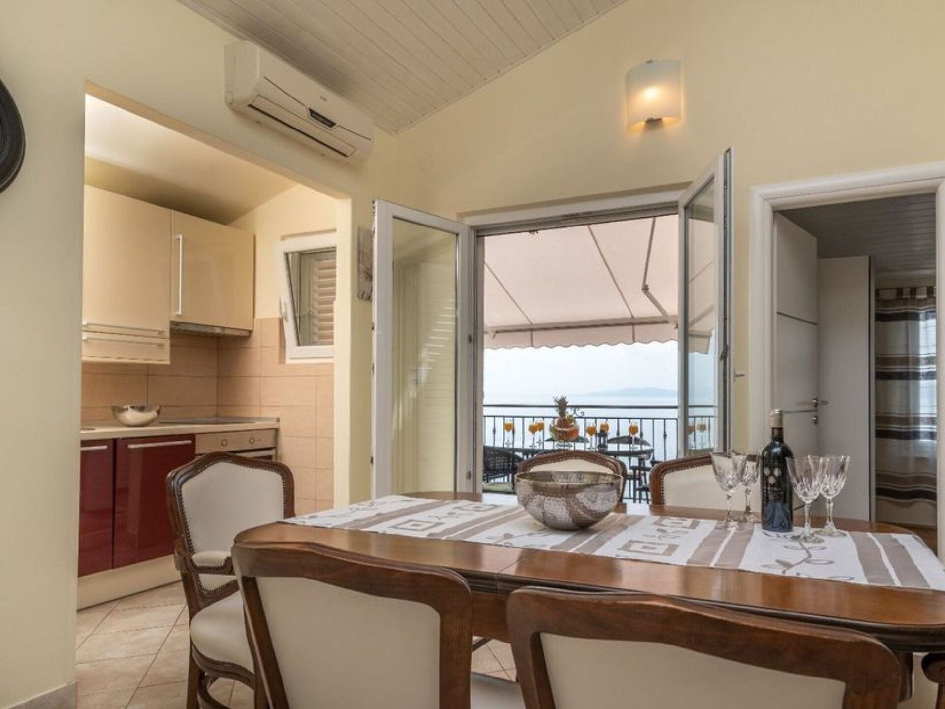 Rustiek driekamerappartement met terras direct aan zee op Čiovo - foto 3