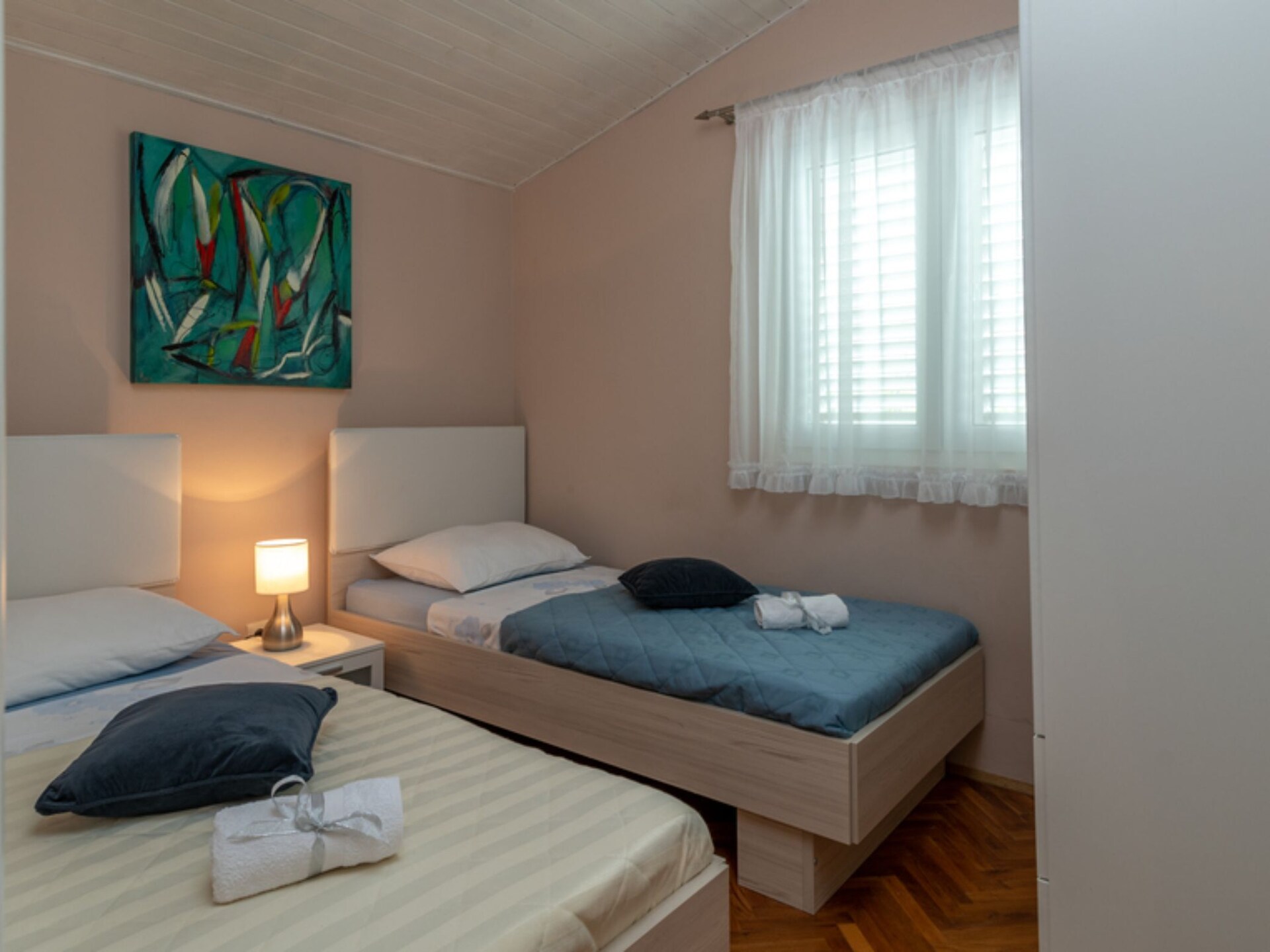 Rustiek driekamerappartement met terras direct aan zee op Čiovo - foto 12