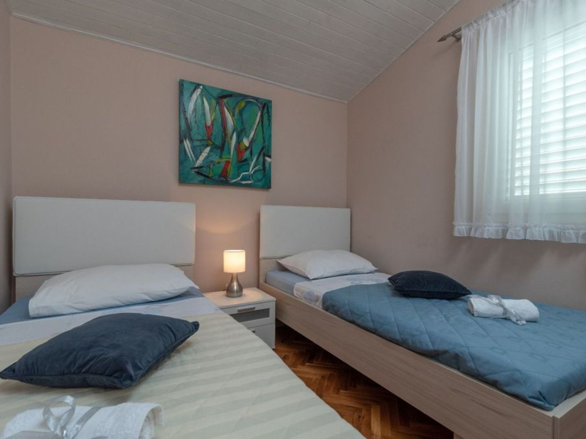 Rustiek driekamerappartement met terras direct aan zee op Čiovo - foto 17