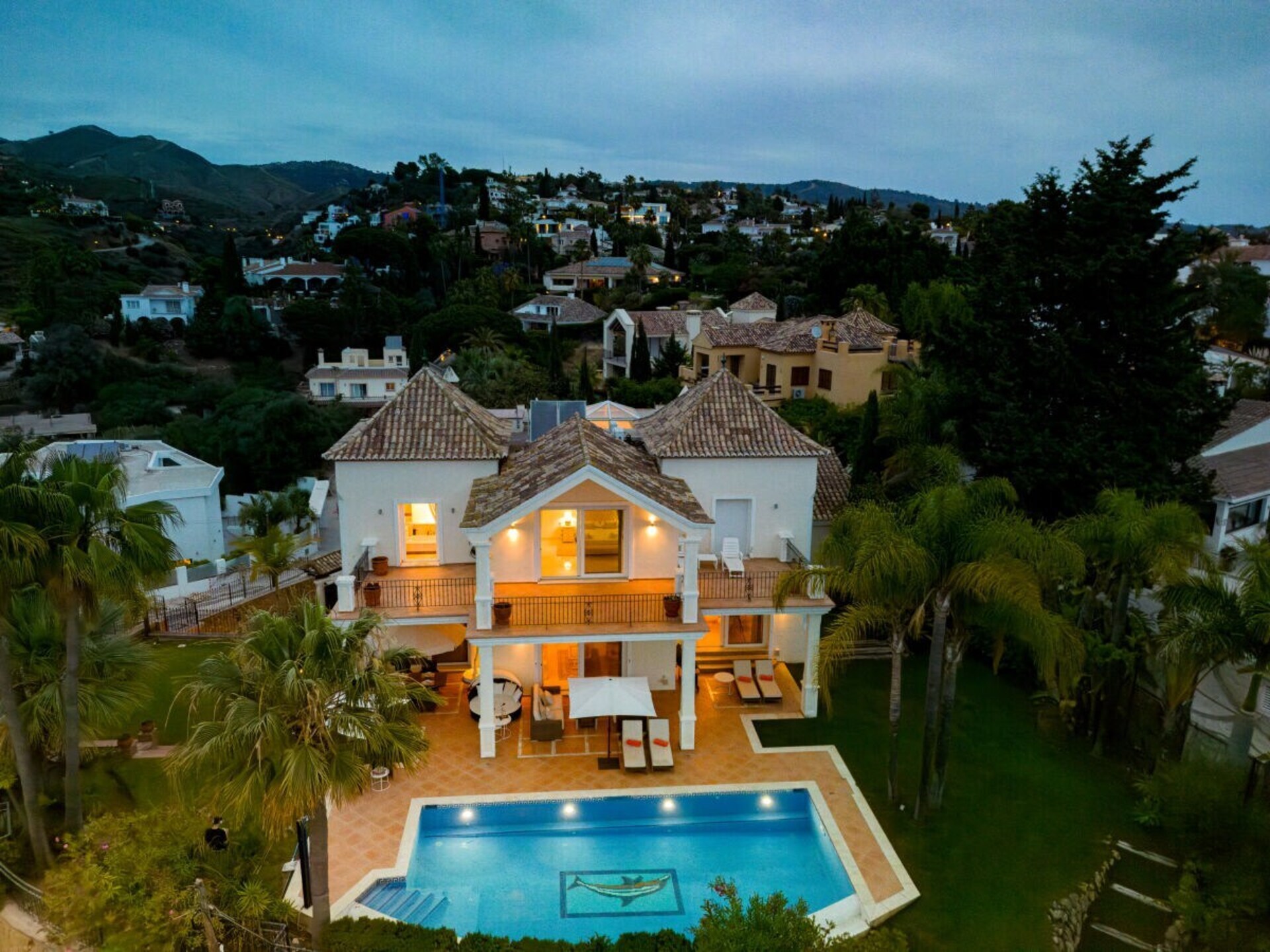 Luxe villa Marbella met 5 slaapkamers, verwarmd zwembad en zeezicht - foto 1