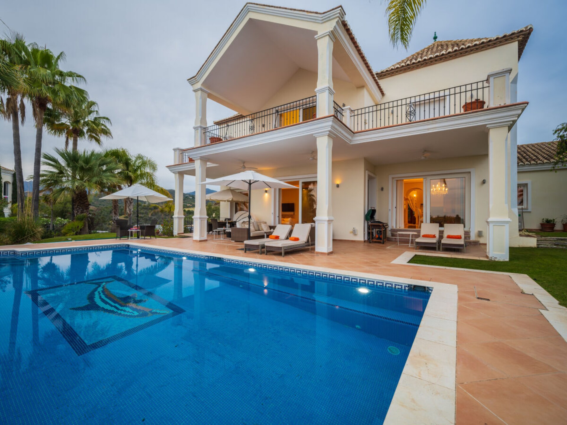 Luxe villa Marbella met 5 slaapkamers, verwarmd zwembad en zeezicht - foto 2