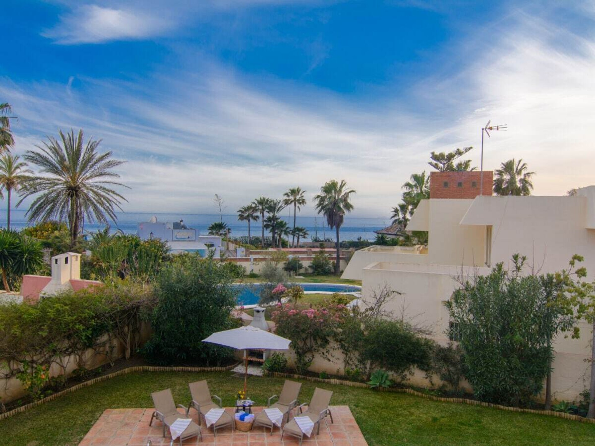 Zuiderse villa met zwembad op 75 meter van Playa el Alicate, Marbella - foto 4