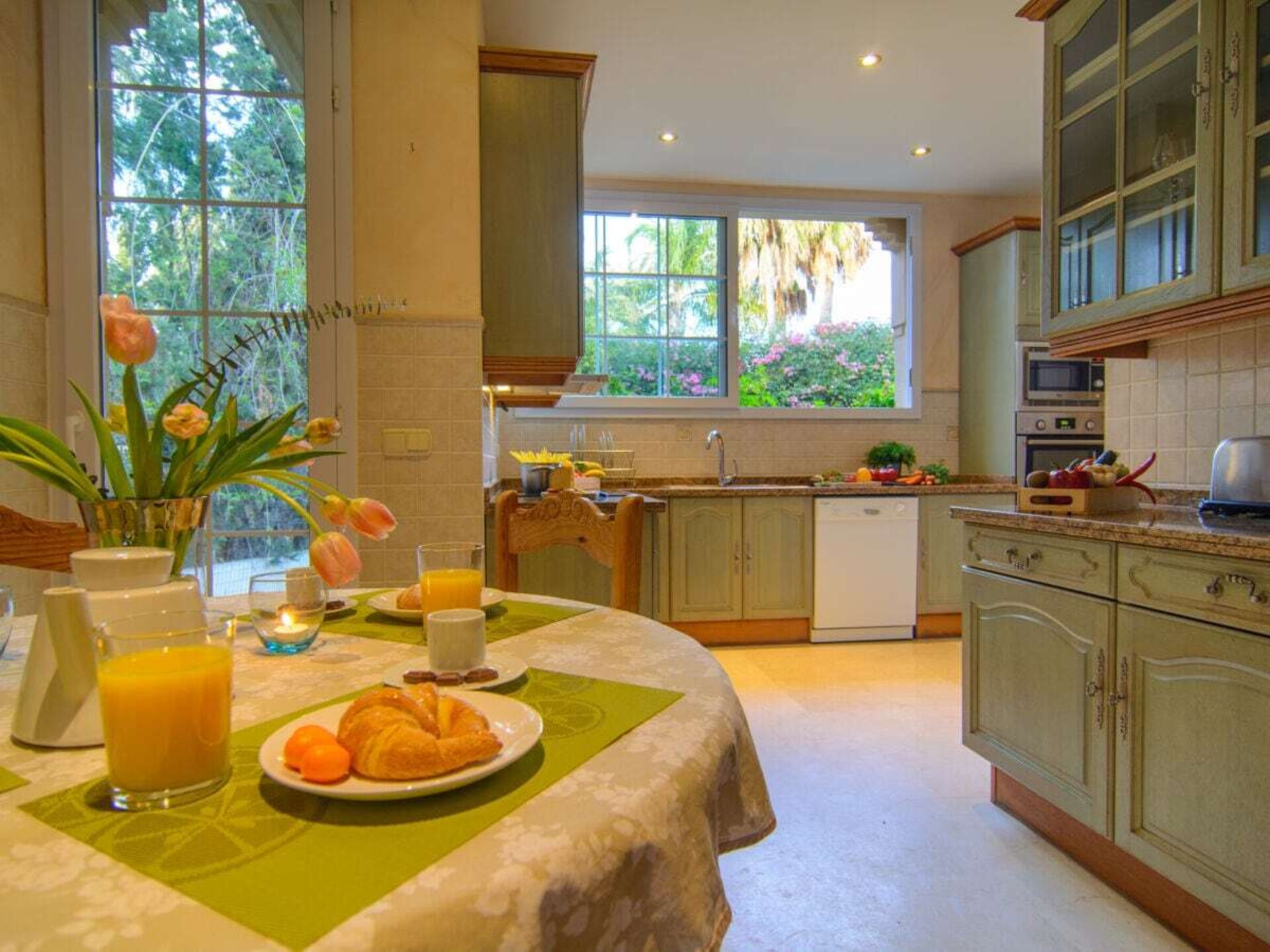 Zuiderse villa met zwembad op 75 meter van Playa el Alicate, Marbella - foto 10