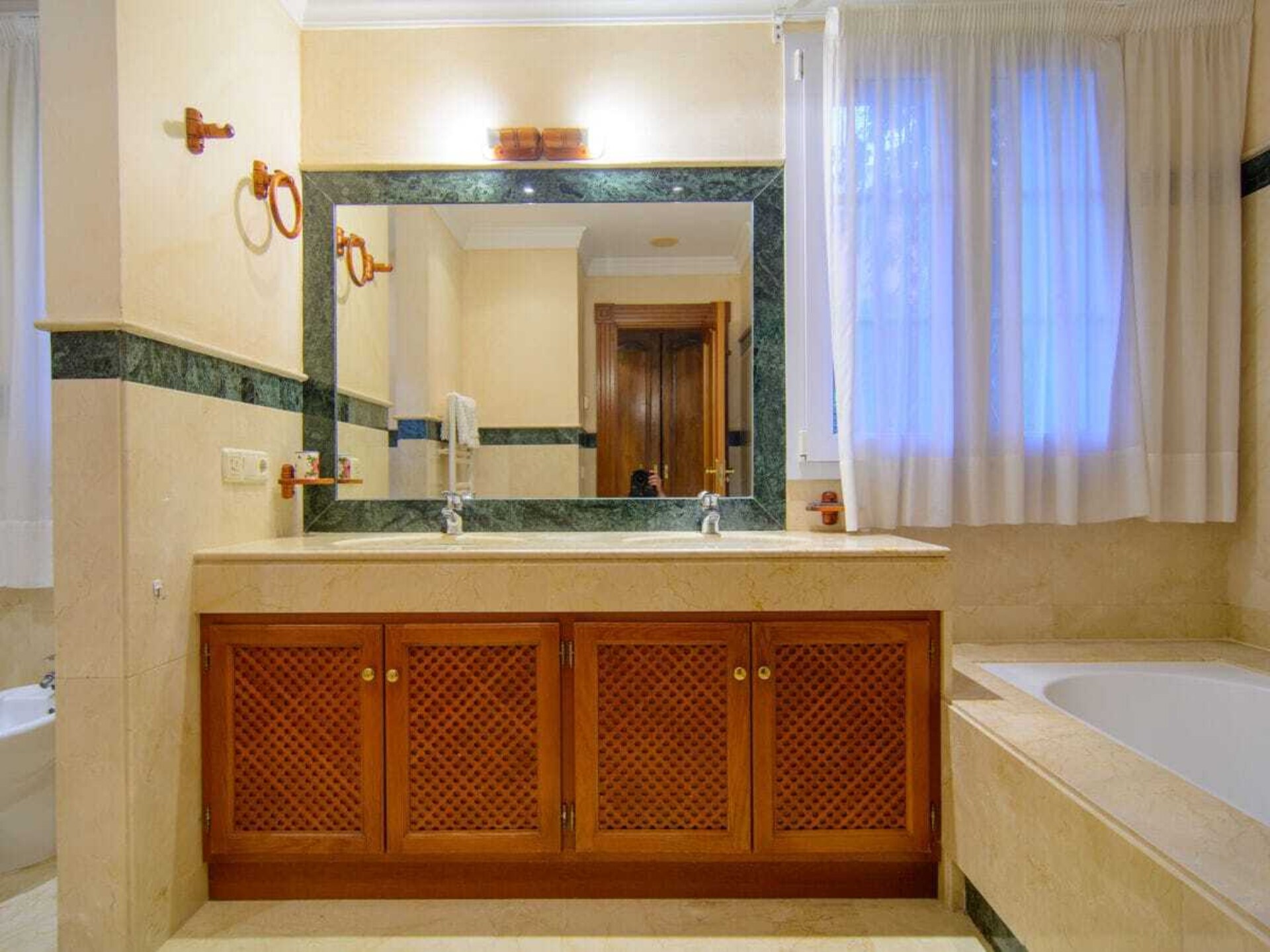 Zuiderse villa met zwembad op 75 meter van Playa el Alicate, Marbella - foto 14