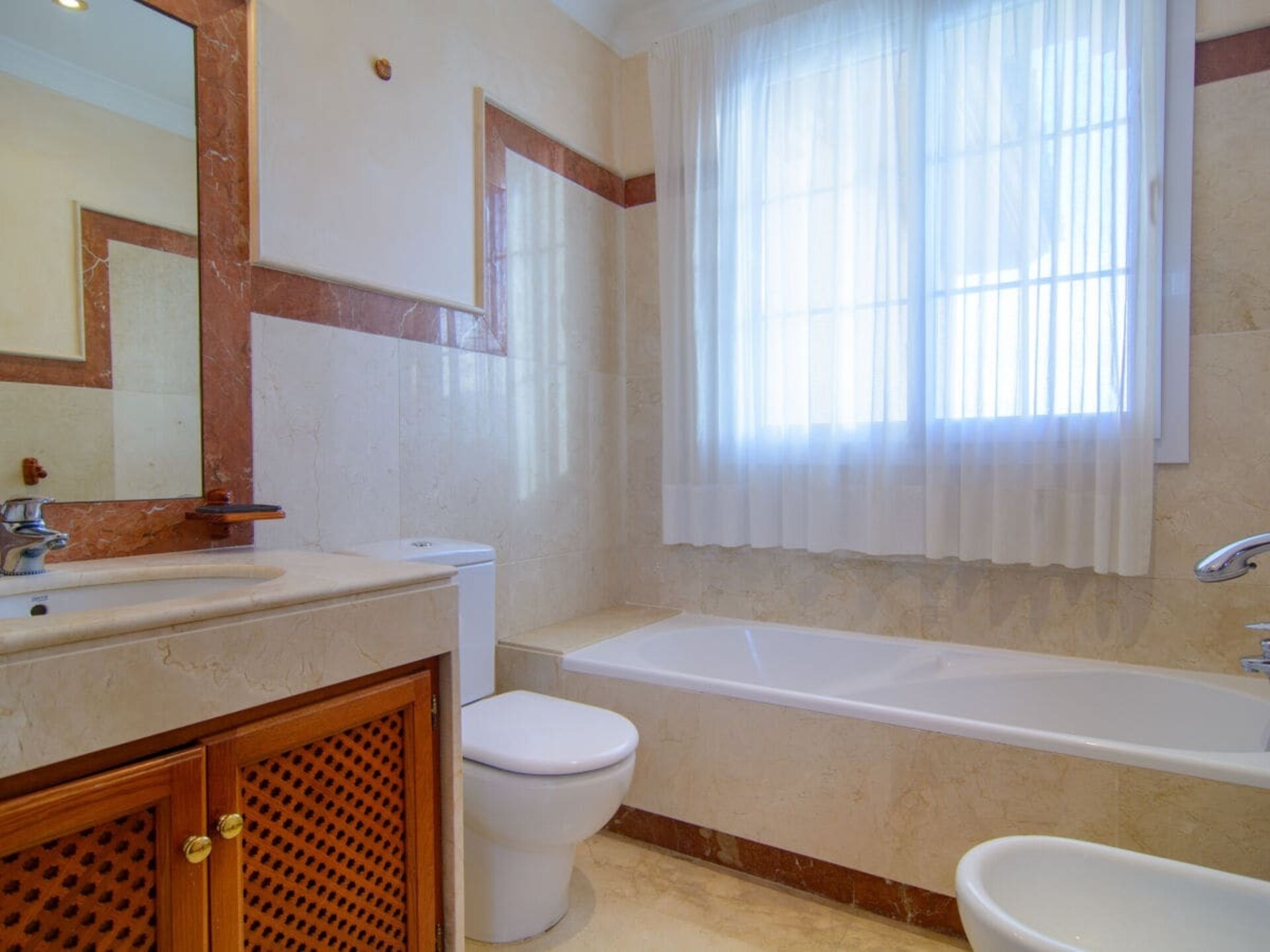 Zuiderse villa met zwembad op 75 meter van Playa el Alicate, Marbella - foto 16