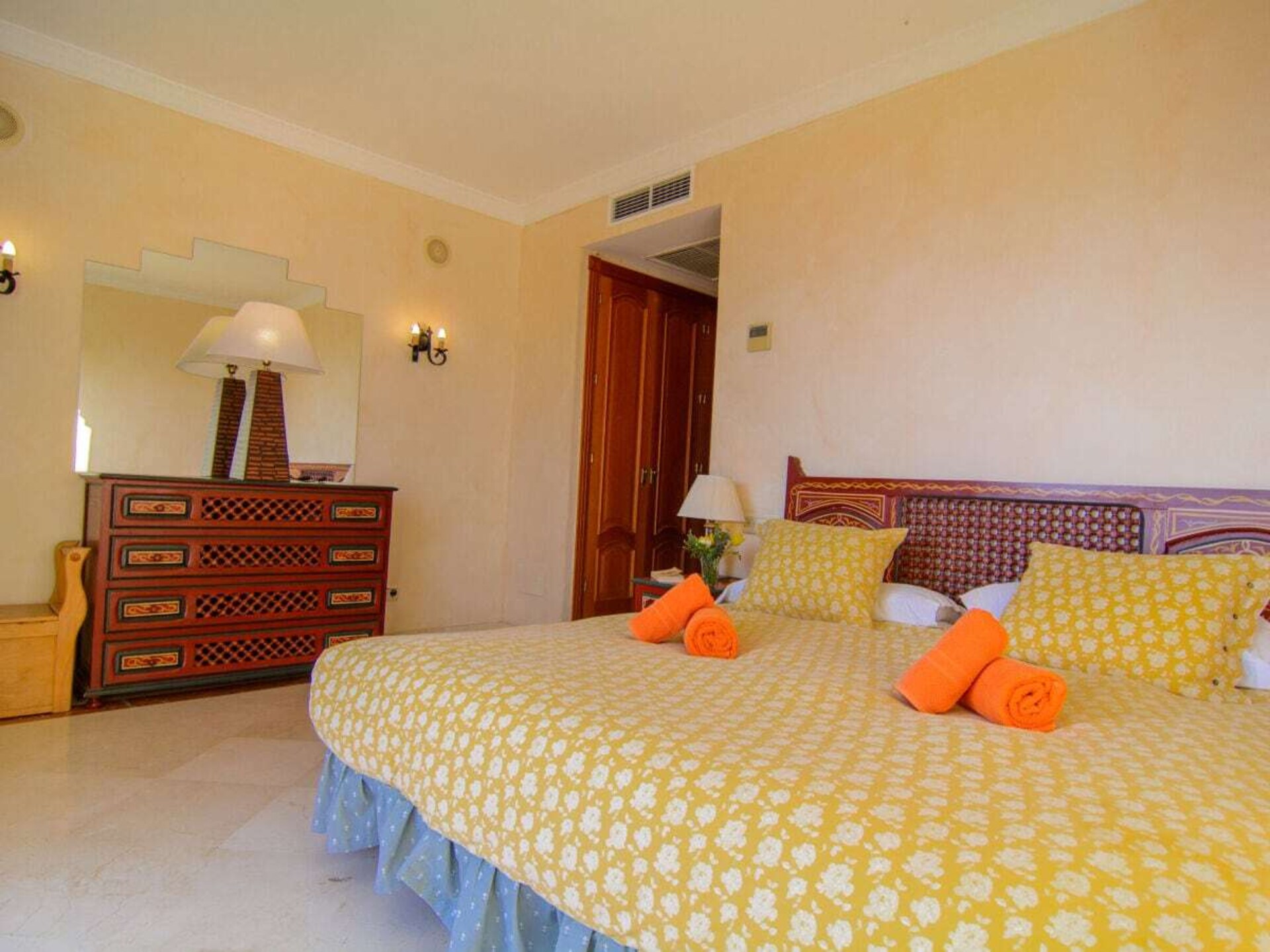Zuiderse villa met zwembad op 75 meter van Playa el Alicate, Marbella - foto 18