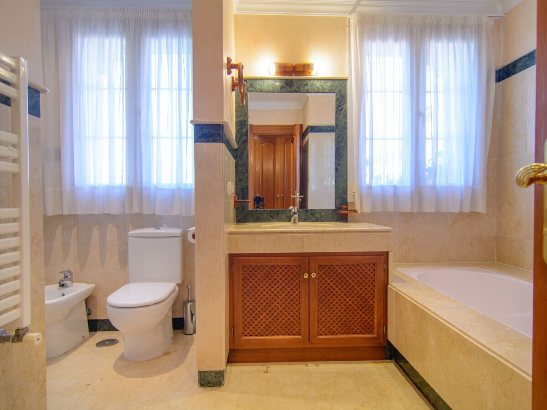 Zuiderse villa met zwembad op 75 meter van Playa el Alicate, Marbella - foto 19