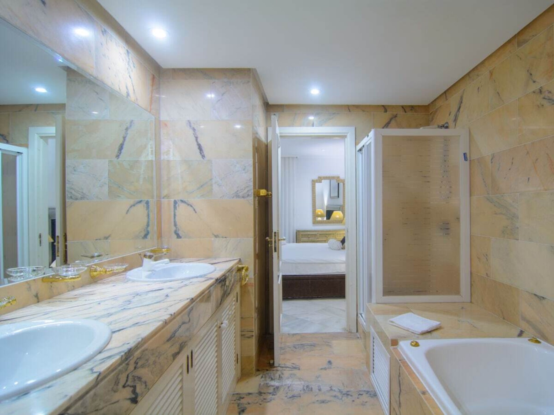 Ruim vakantiehuis met 3 slaapkamers direct aan het strand in Marbella - foto 26