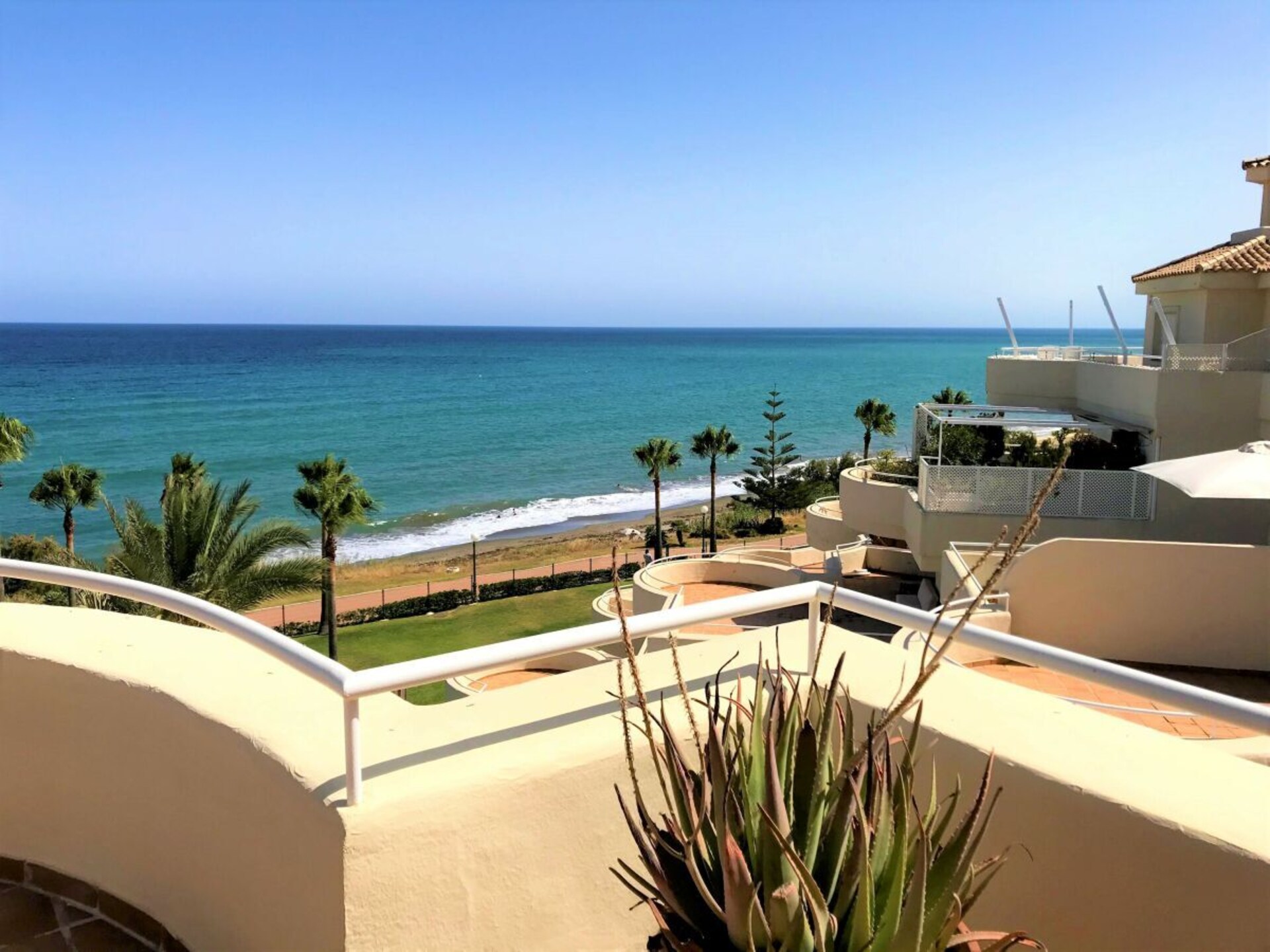 Strandvilla met 3 terrassen en zeezicht in Estepona - foto 39