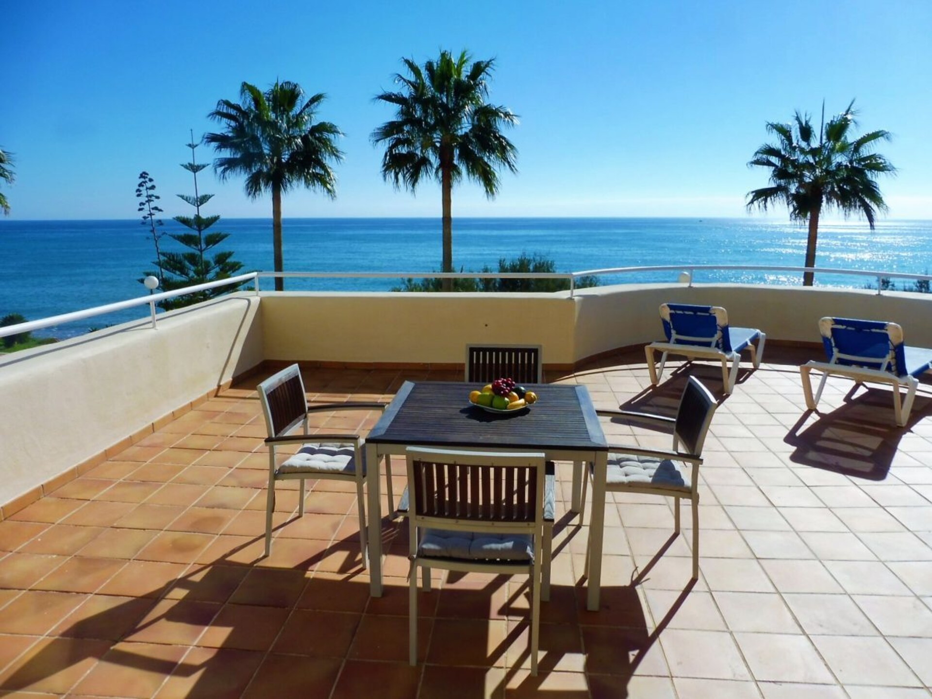 Luxe strandappartement met panoramisch zeezicht en 100m² terras in Bahia de Casares - foto 1