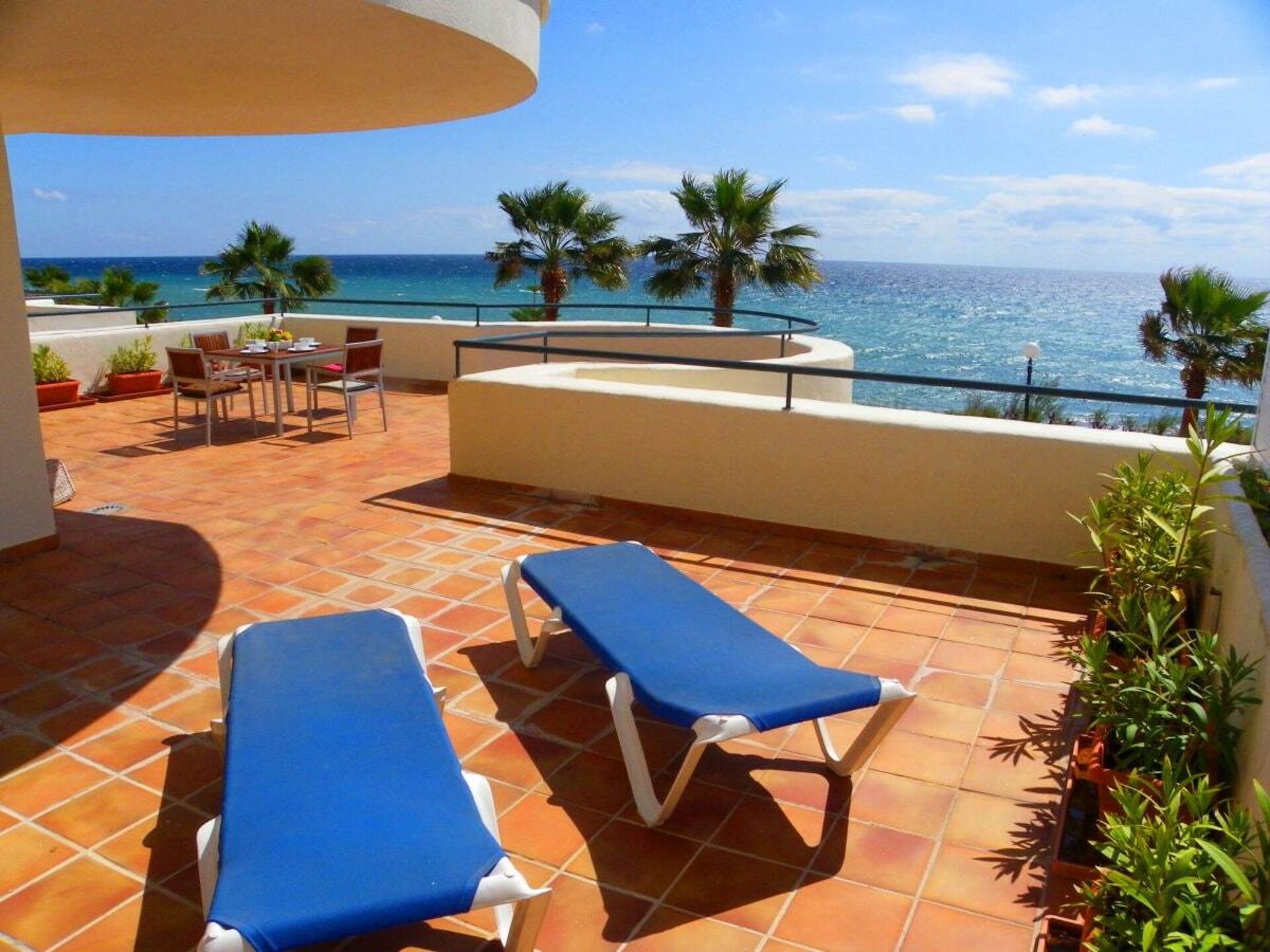Luxe strandappartement met panoramisch zeezicht en 100m² terras in Bahia de Casares - foto 4