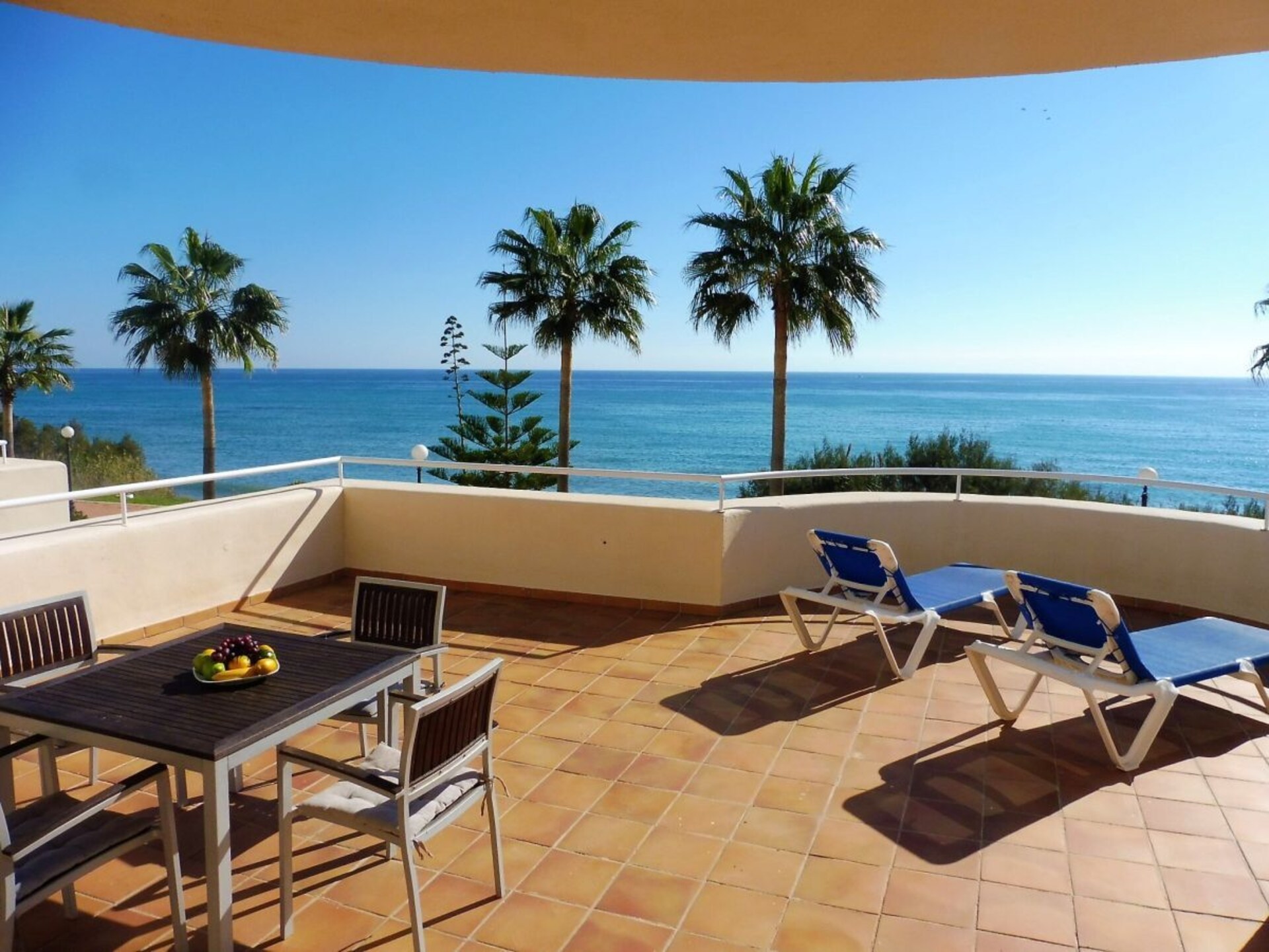 Luxe strandappartement met panoramisch zeezicht en 100m² terras in Bahia de Casares - foto 5