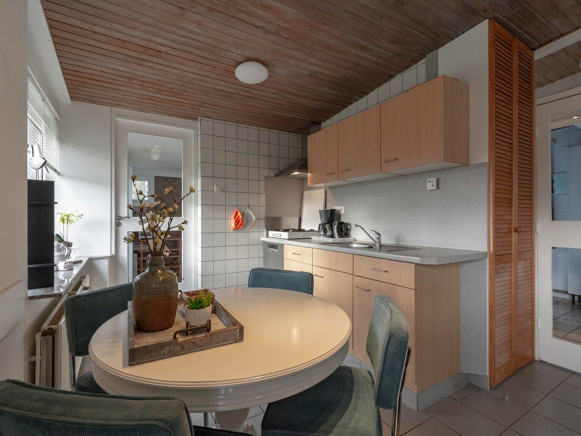 Knusse strandbungalow met omheinde tuin nabij Sint Maartenszee - foto 4