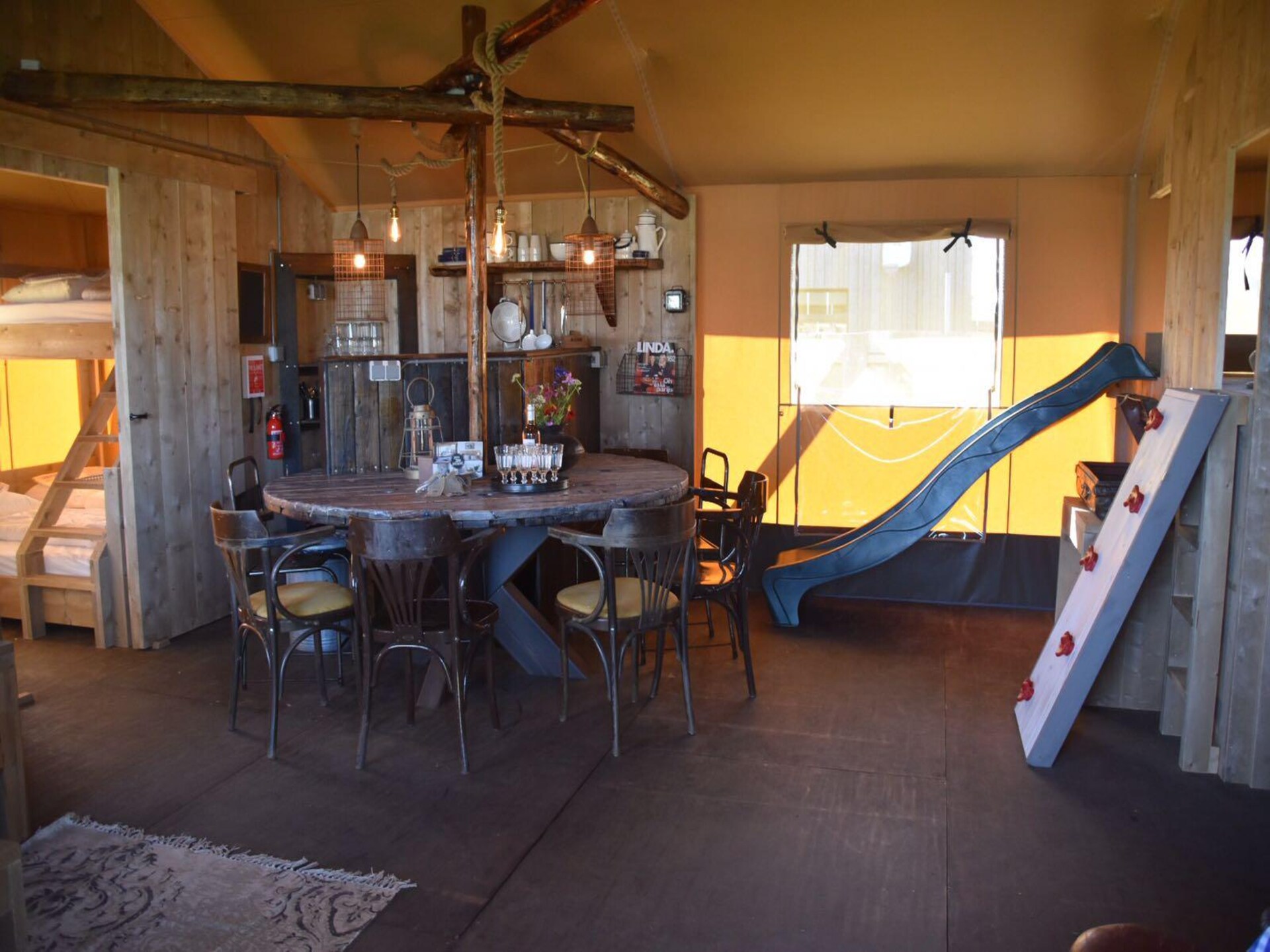 Kidz Lodge: Avontuurlijke familietent met klimwand en glijbaan in Callantsoog - foto 3