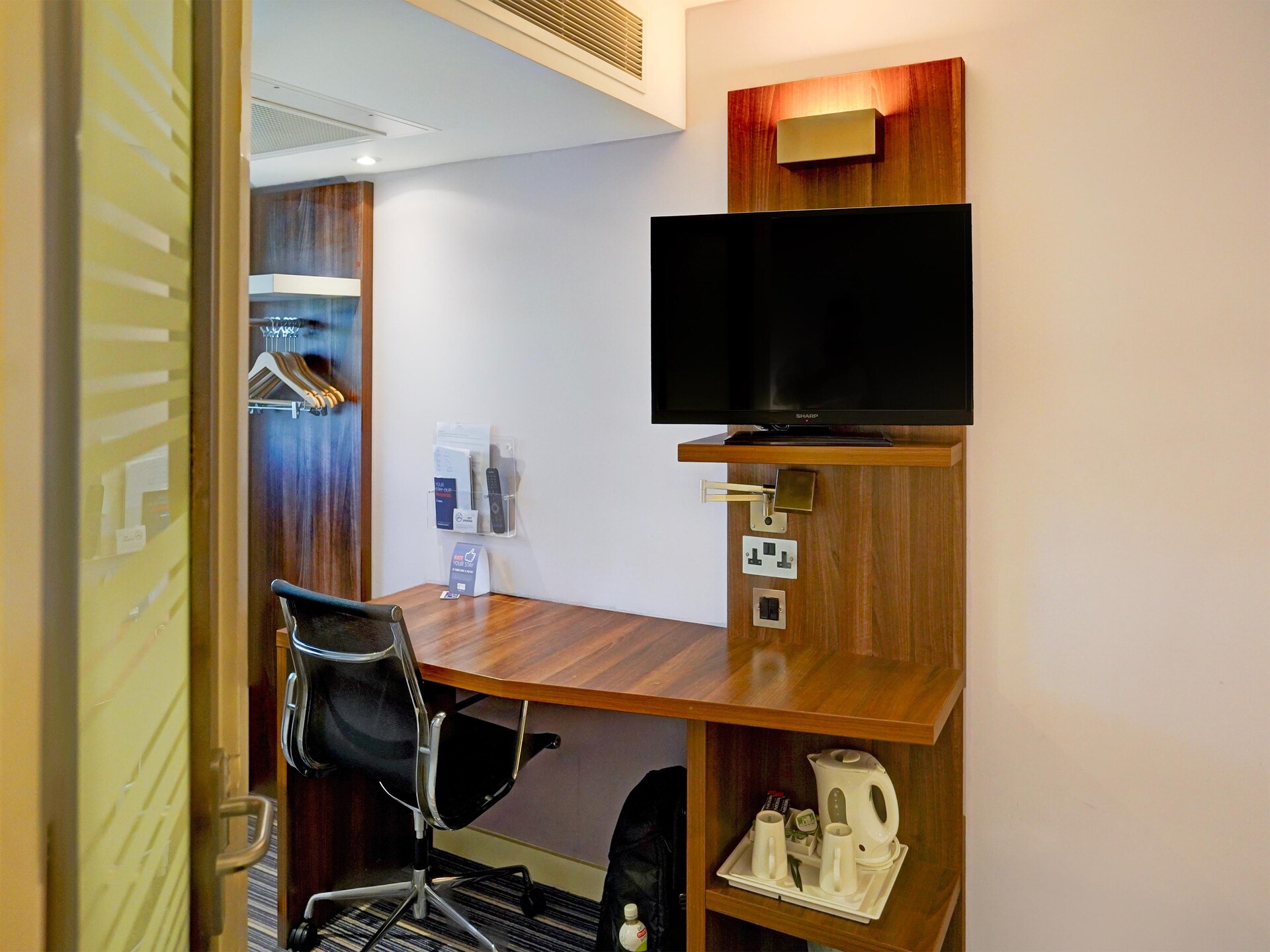 Compact stadsappartement in centrum Crewe met uitzicht en bar - foto 4