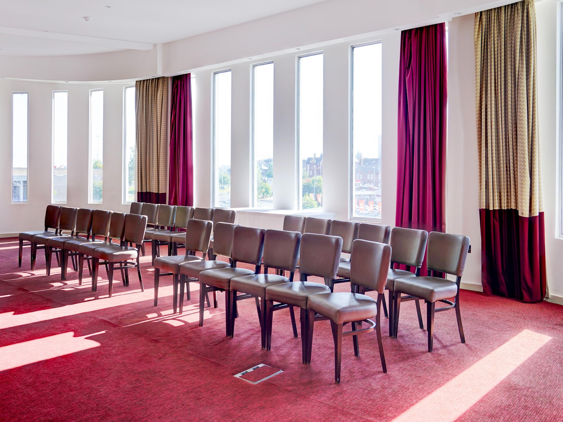 Compact stadsappartement in centrum Crewe met uitzicht en bar - foto 14