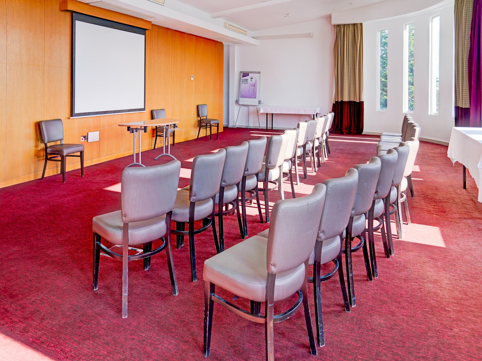 Compact stadsappartement in centrum Crewe met uitzicht en bar - foto 19
