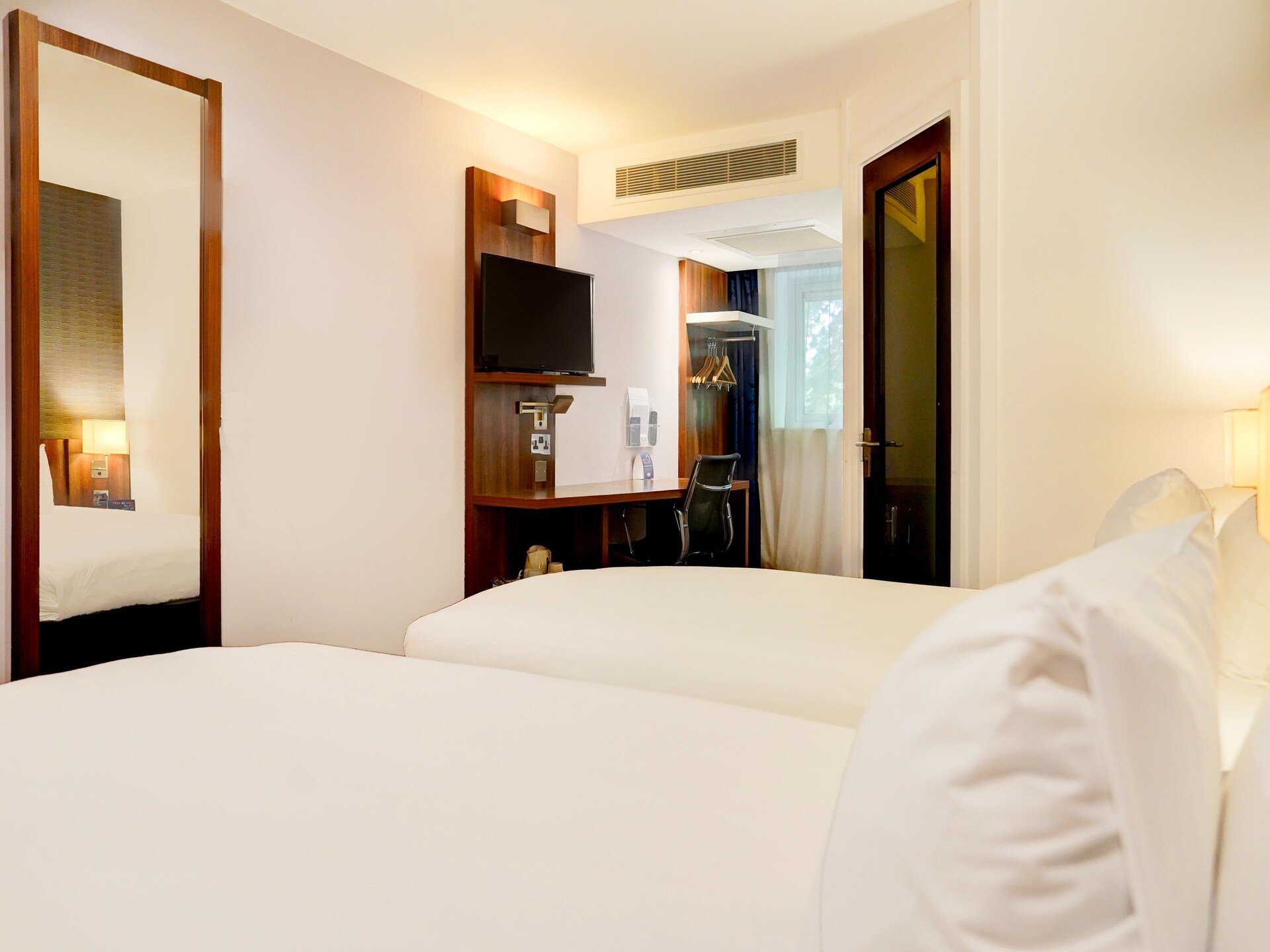 Compact stadsappartement in centrum Crewe met uitzicht en bar - foto 8