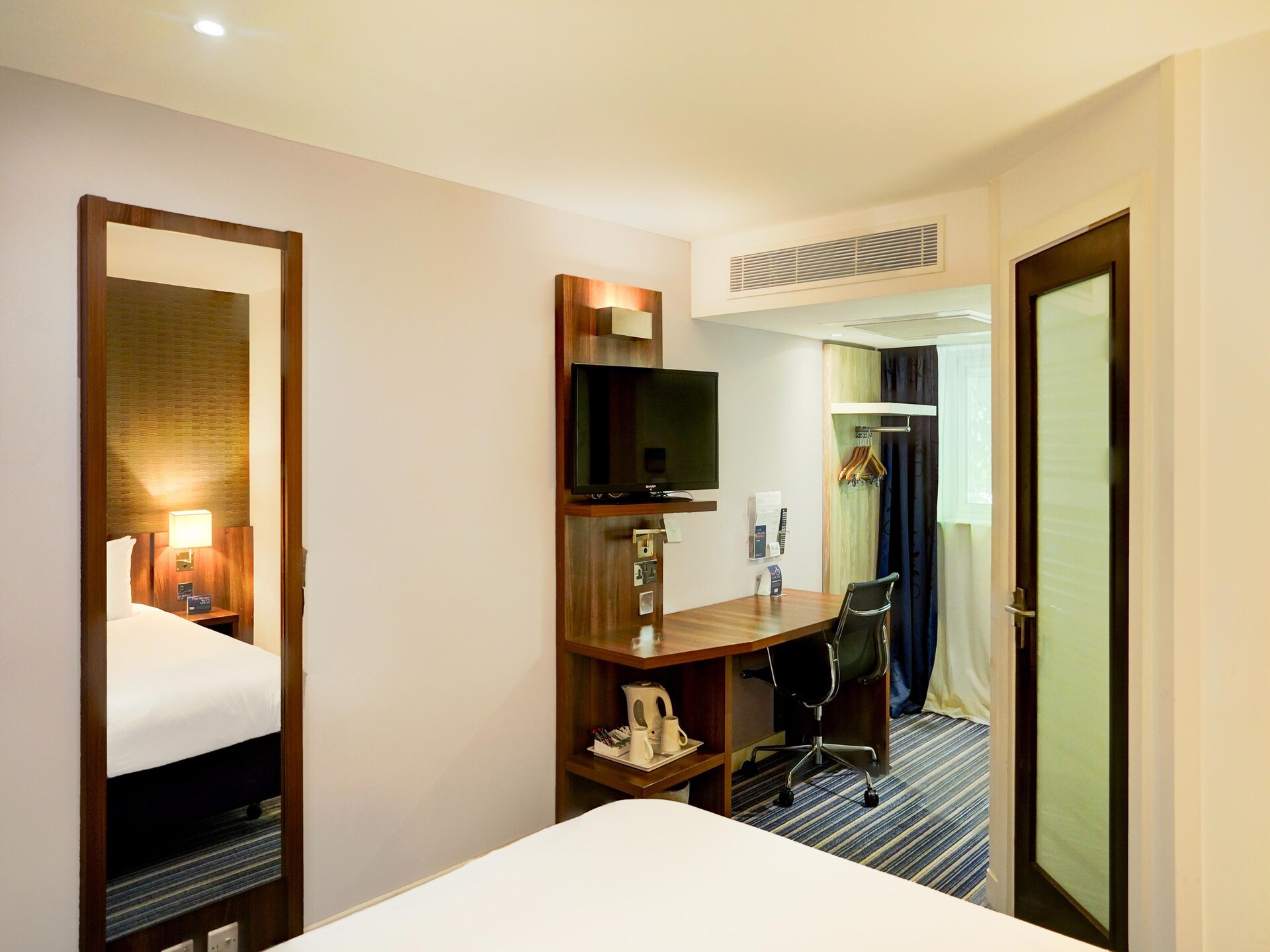 Compact stadsappartement in centrum Crewe met uitzicht en bar - foto 13