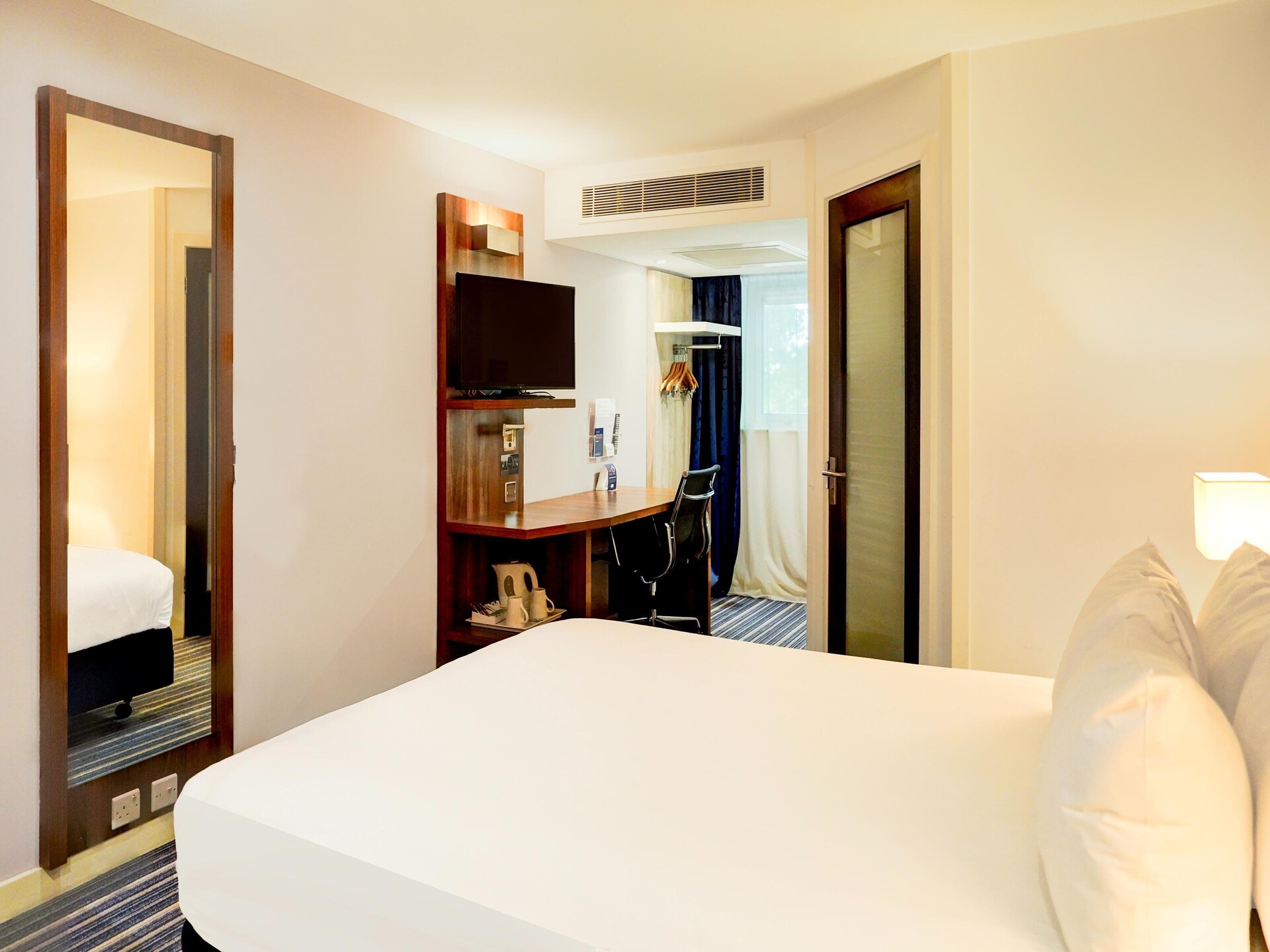 Compact stadsappartement in centrum Crewe met uitzicht en bar - foto 11