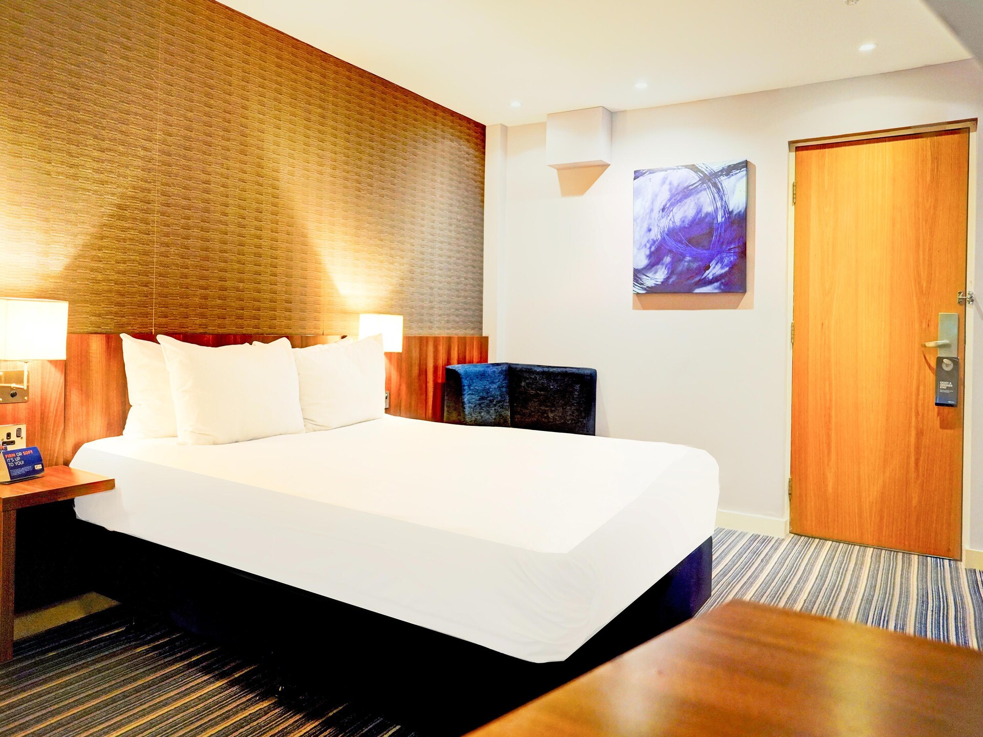 Compact stadsappartement in centrum Crewe met uitzicht en bar - foto 16