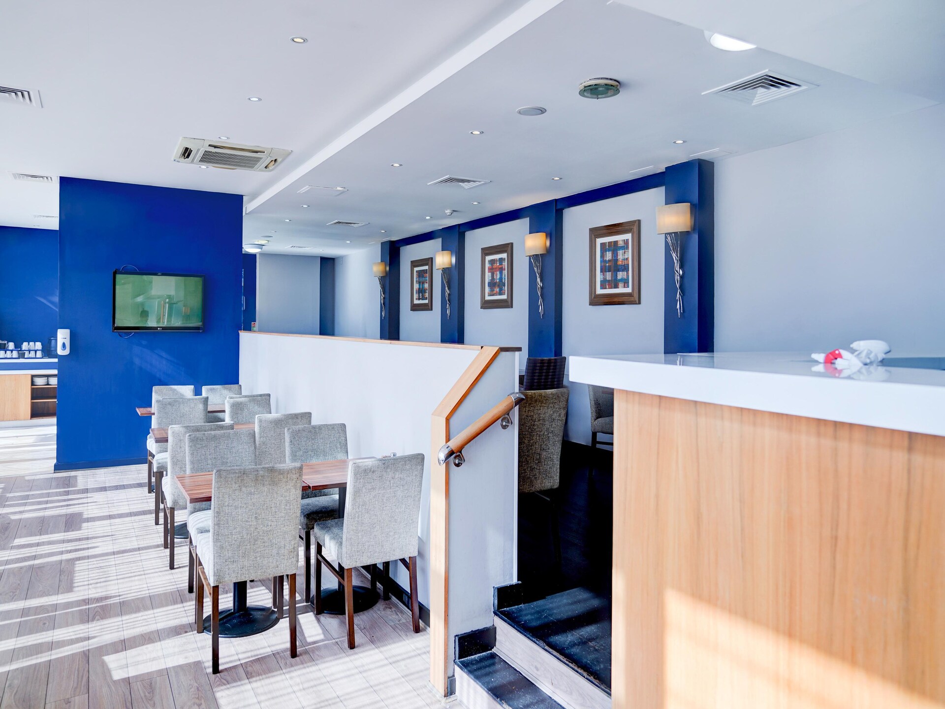 Compact stadsappartement in centrum Crewe met uitzicht en bar - foto 21