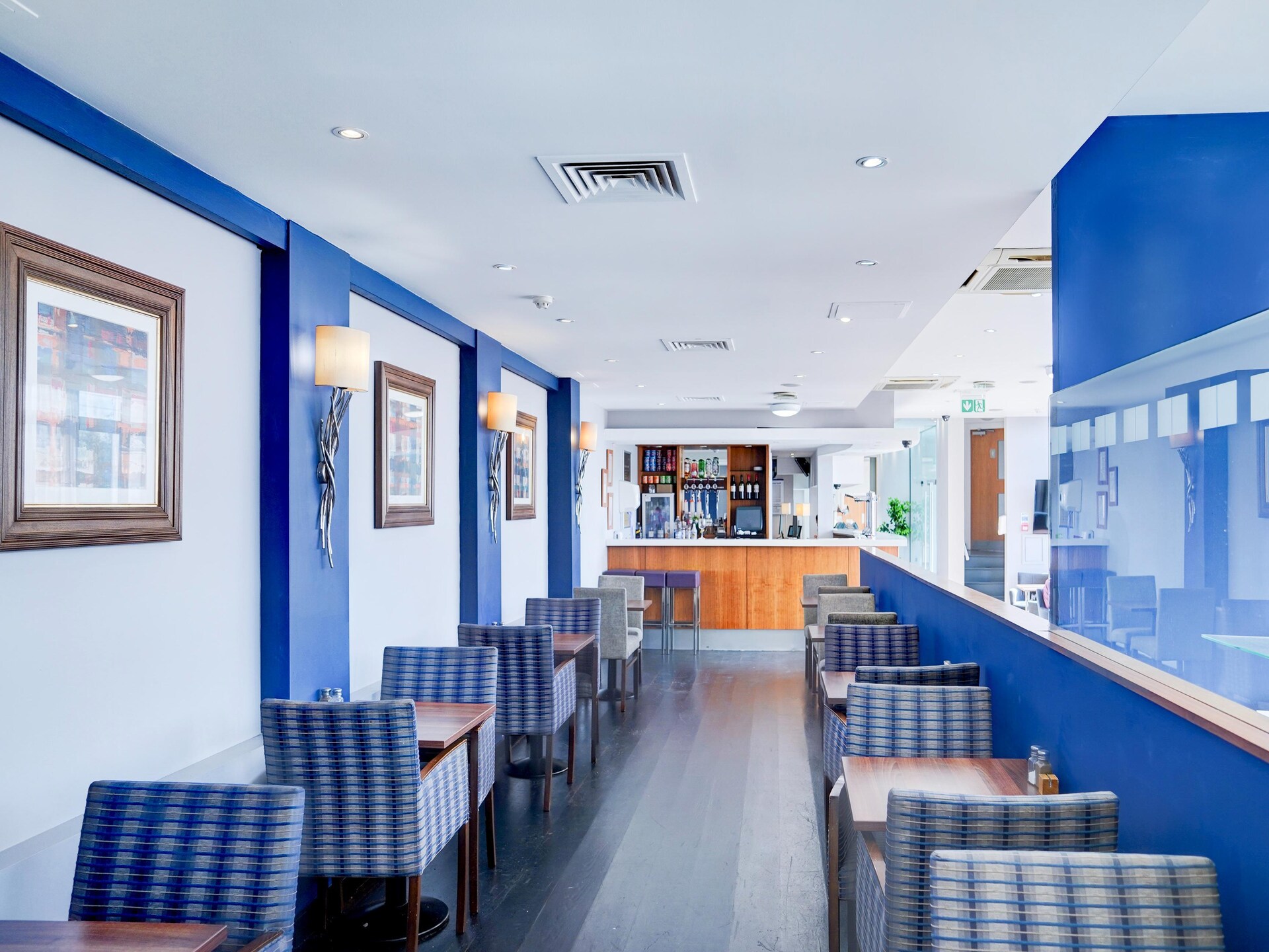 Compact stadsappartement in centrum Crewe met uitzicht en bar - foto 22