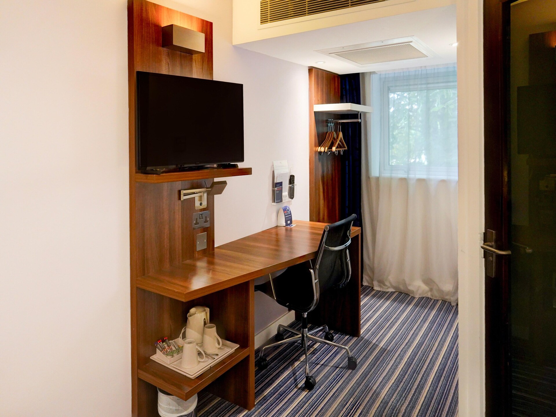 Compact stadsappartement in centrum Crewe met uitzicht en bar - foto 24