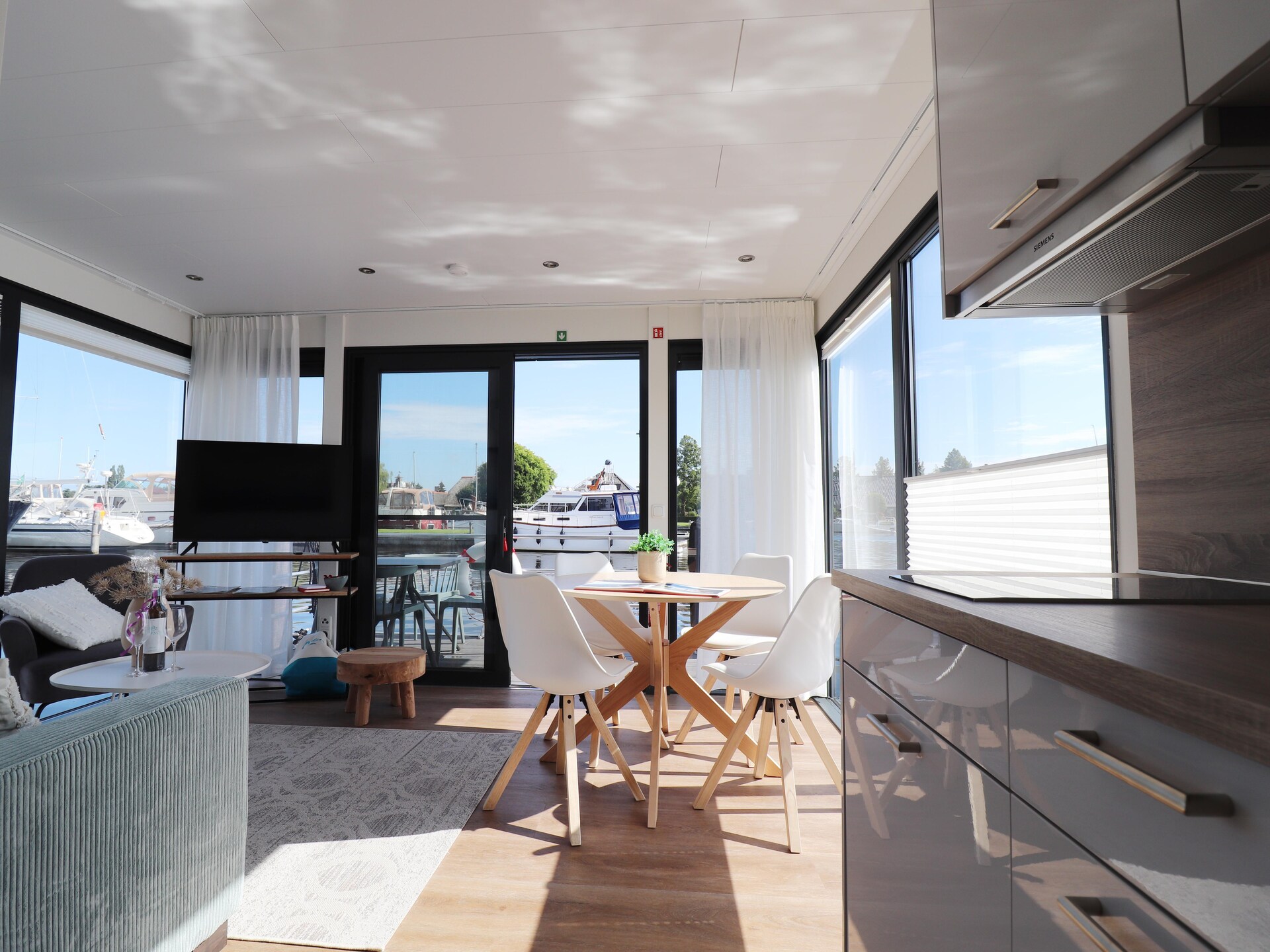 Luxe woonboot Refugio aan het water in pittoreske haven van Lemmer - foto 24