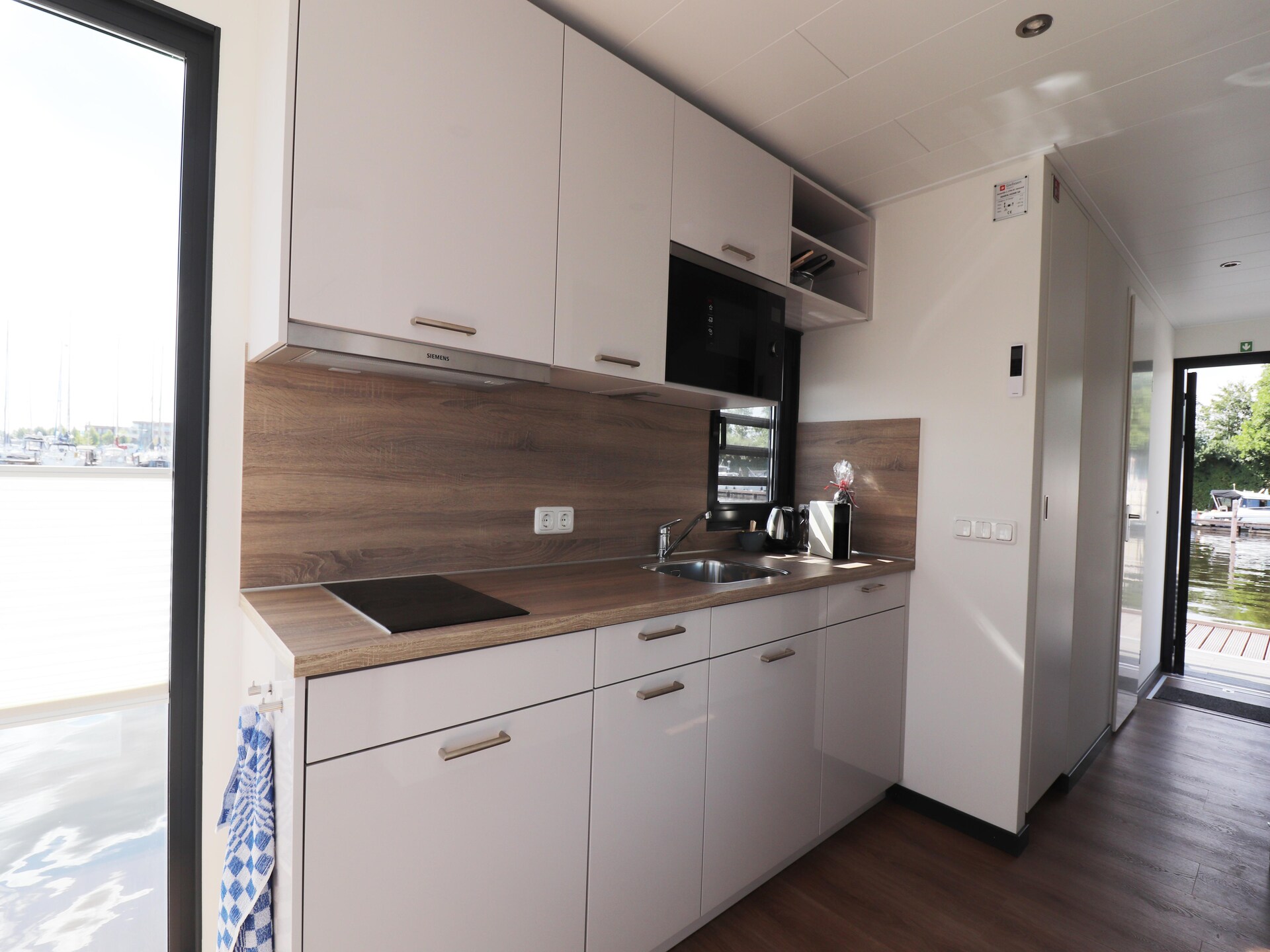 Luxe woonboot Refugio aan het water in pittoreske haven van Lemmer - foto 2