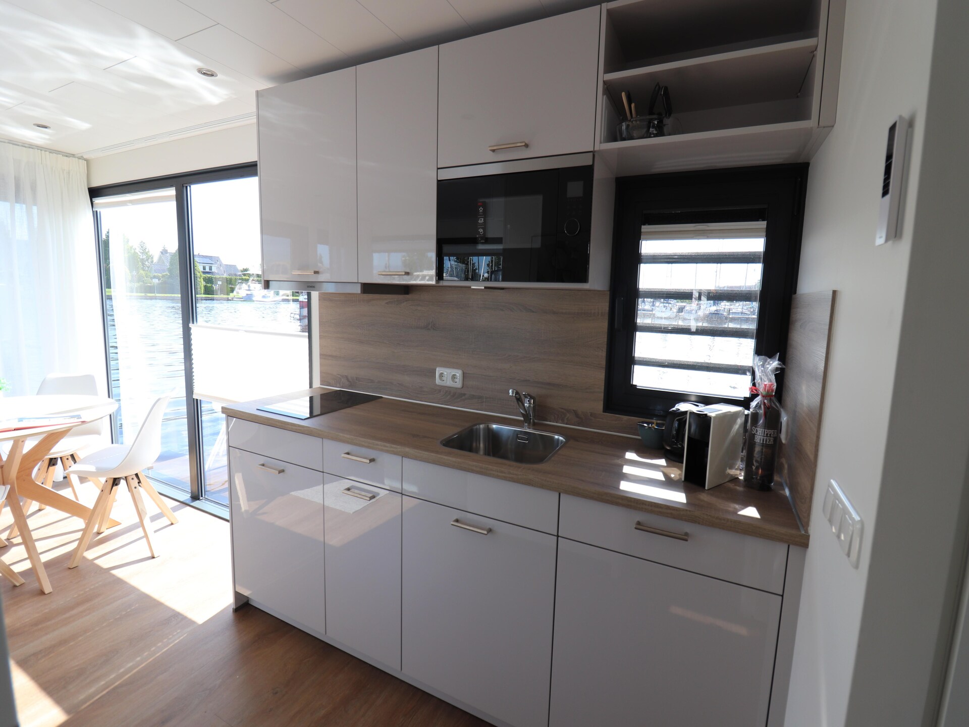 Luxe woonboot Refugio aan het water in pittoreske haven van Lemmer - foto 7