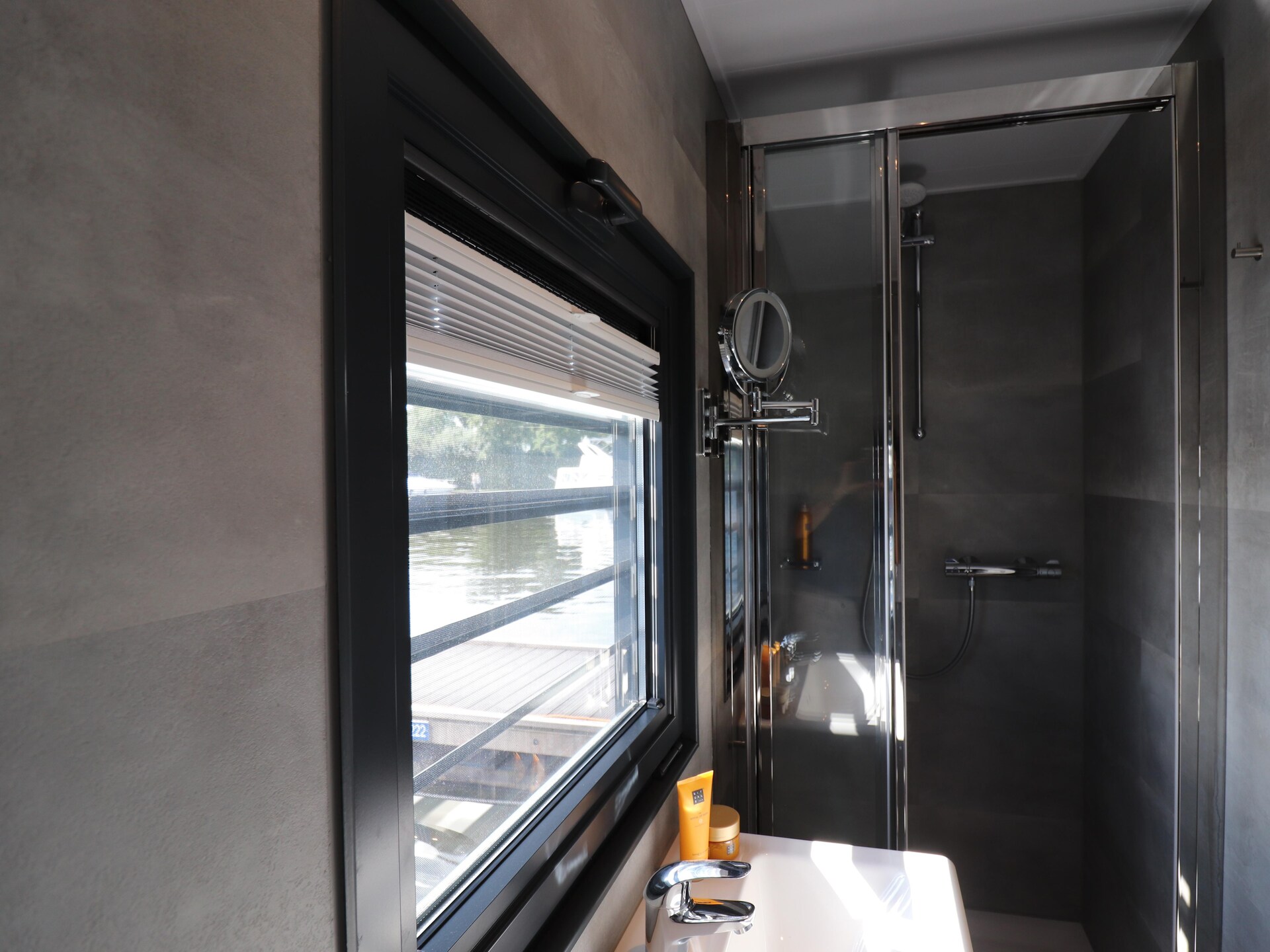 Luxe woonboot Refugio aan het water in pittoreske haven van Lemmer - foto 26