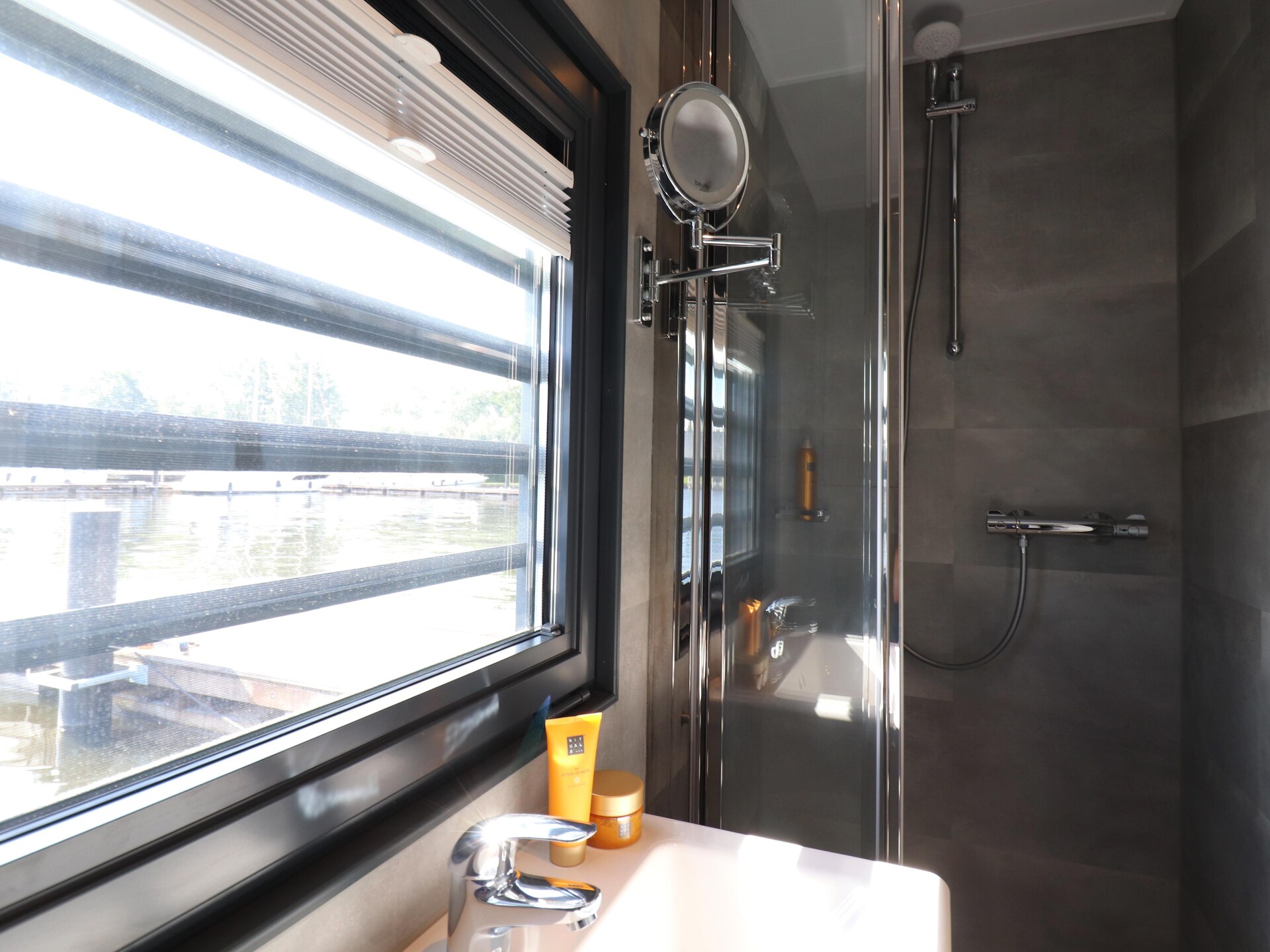 Luxe woonboot Refugio aan het water in pittoreske haven van Lemmer - foto 23