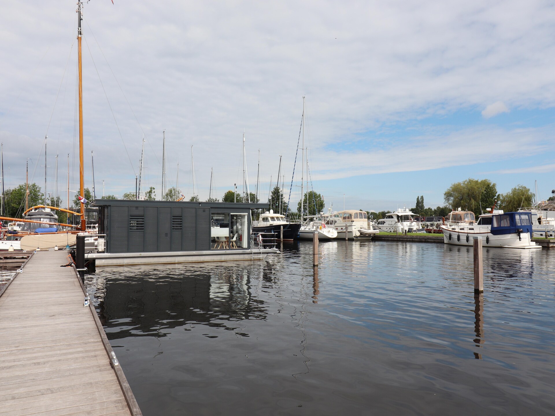 Luxe woonboot Refugio aan het water in pittoreske haven van Lemmer - foto 14