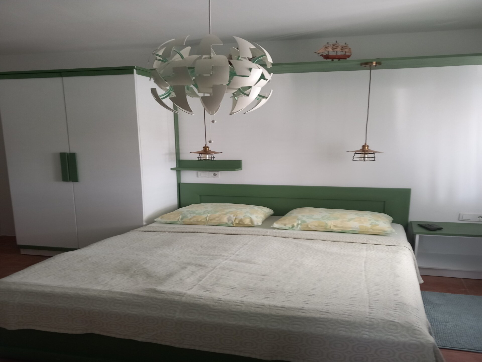 Triple kamer met terras en zeezicht op 5 meter van het strand in Rab - foto 26