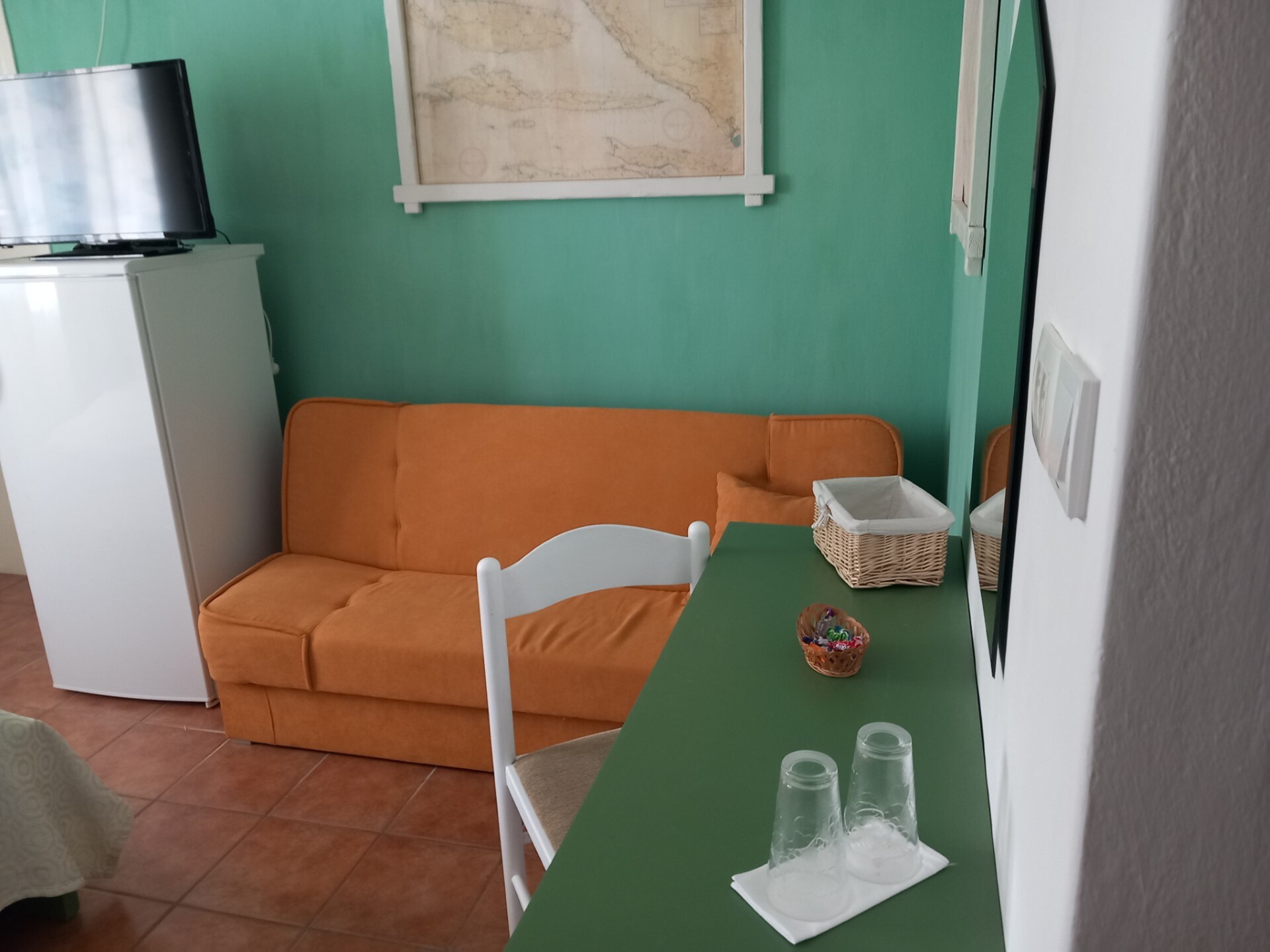 Triple kamer met terras en zeezicht op 5 meter van het strand in Rab - foto 25
