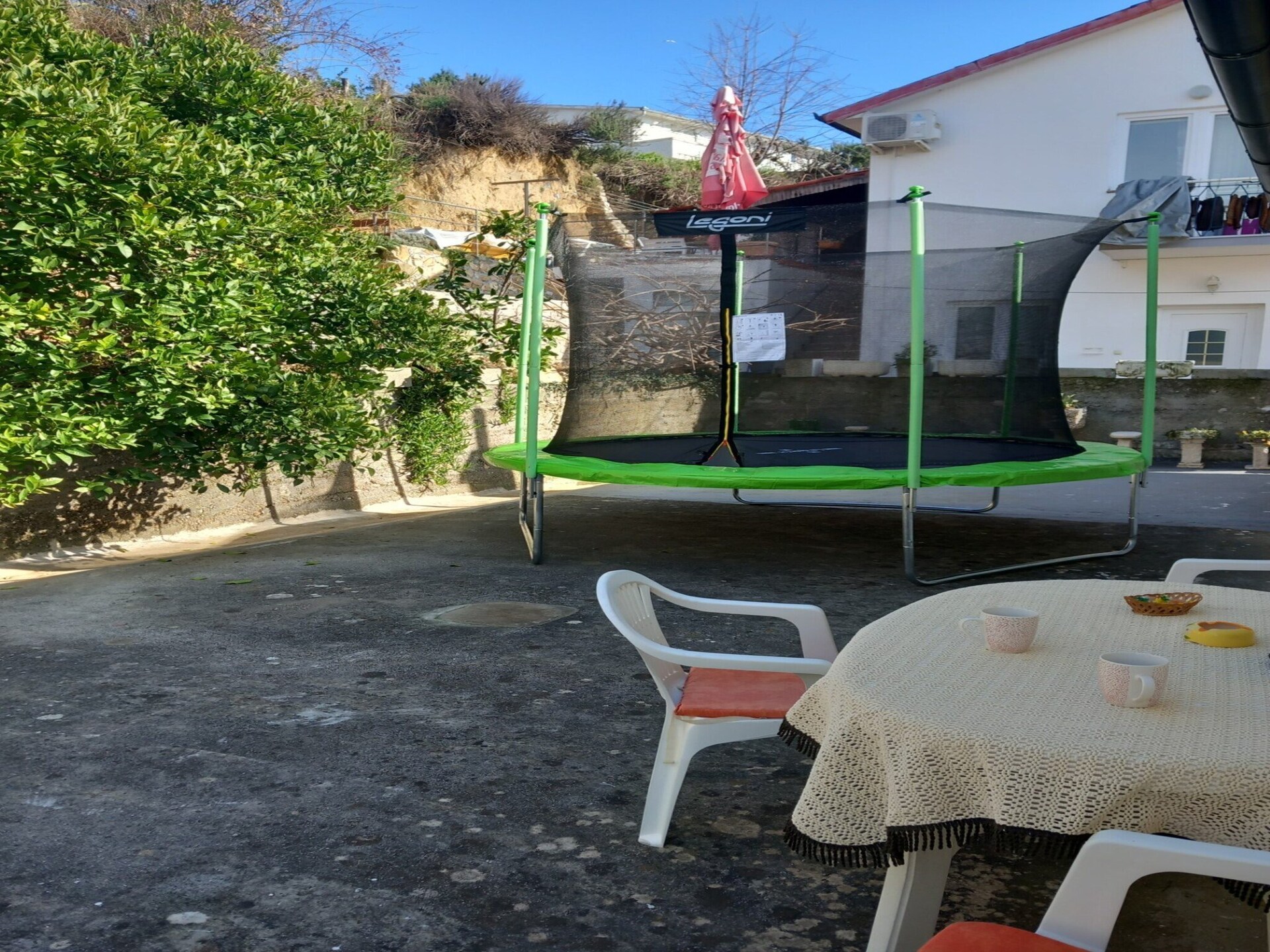 Triple kamer met terras en zeezicht op 5 meter van het strand in Rab - foto 15
