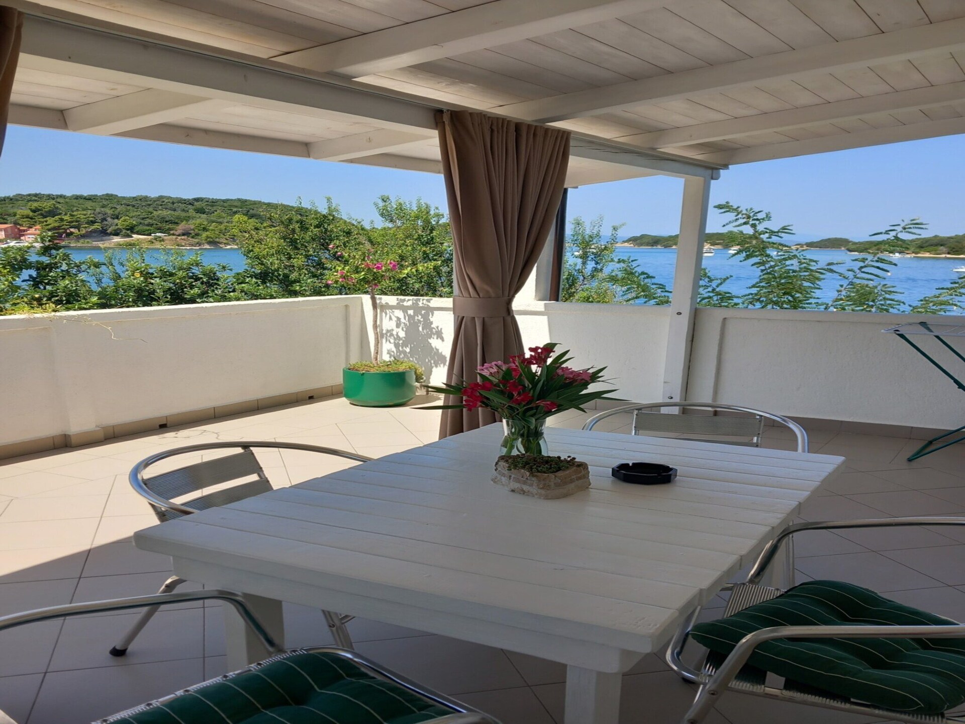 Triple kamer met terras en zeezicht op 5 meter van het strand in Rab - foto 12