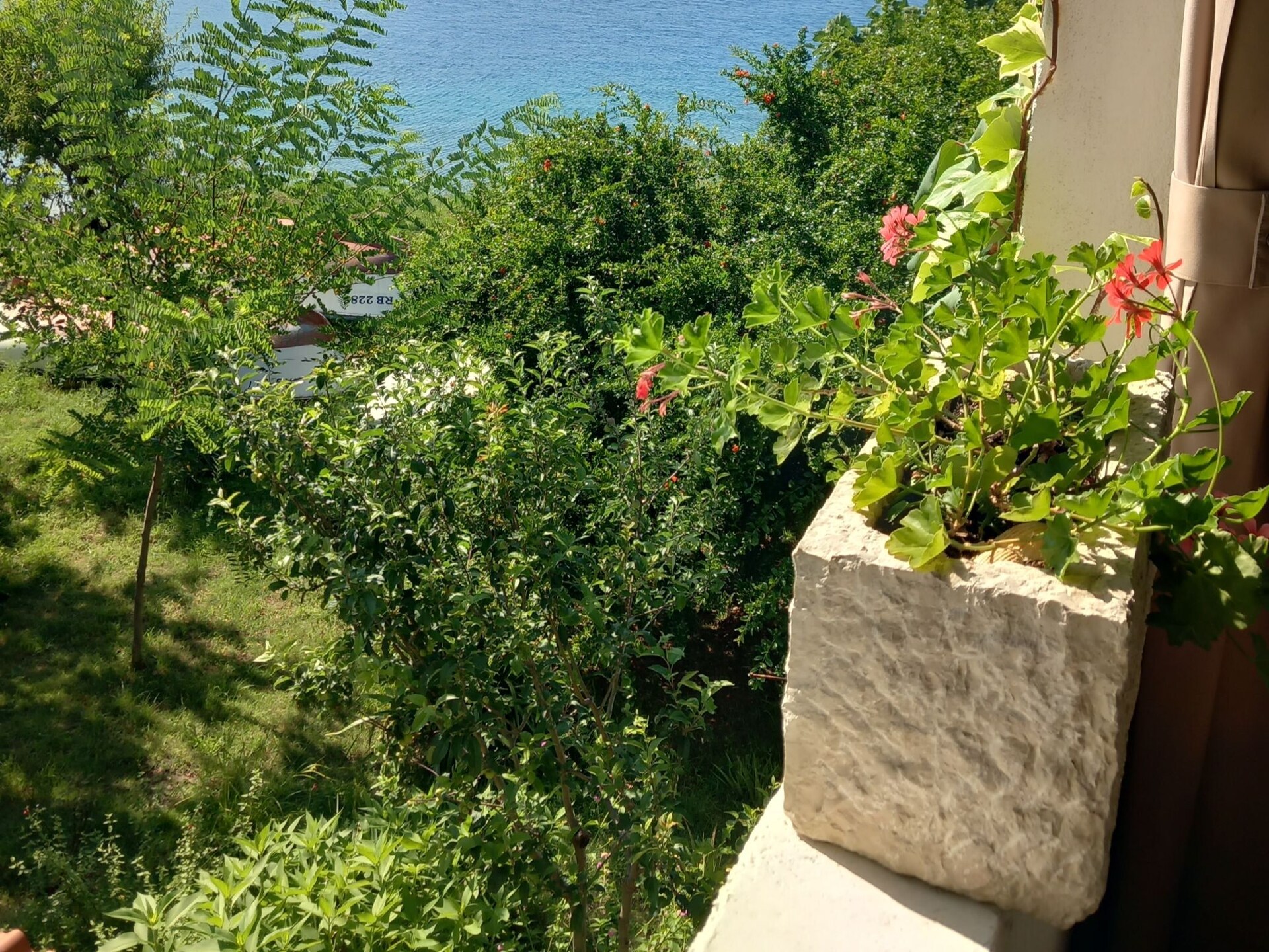 Studio met zeezicht op slechts 5 meter van het strand in Rab - foto 13