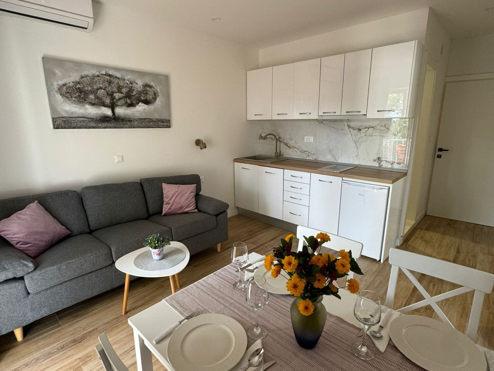 Appartement met balkon en deels zeezicht op 100m van het strand in Srebreno - foto 4