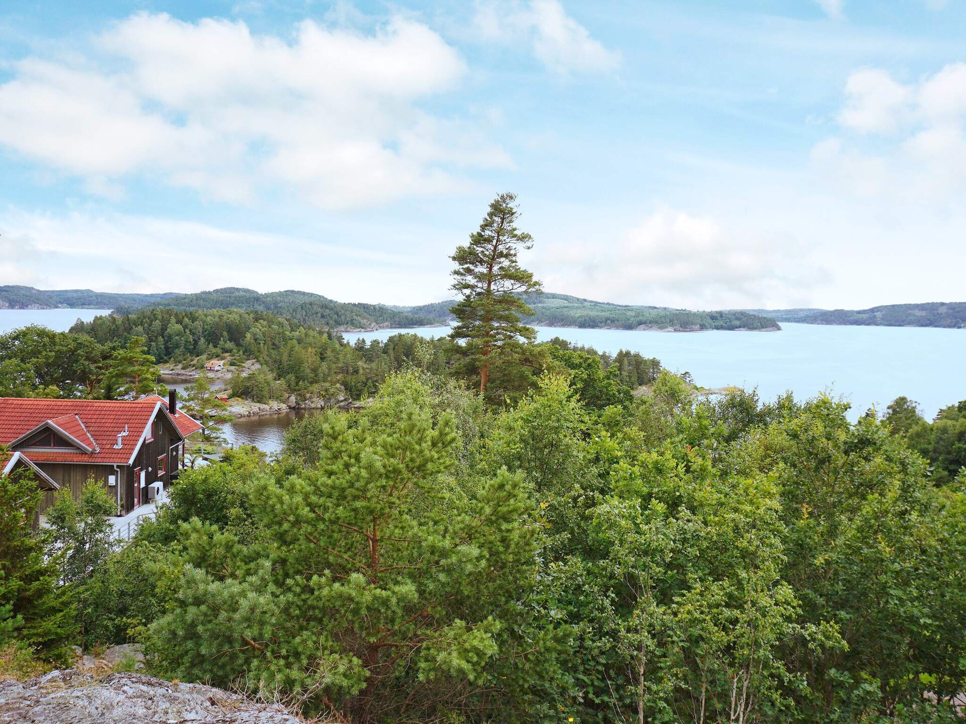 Zweeds vakantiehuis met panoramisch fjordzicht bij kindvriendelijk zandstrand - foto 8