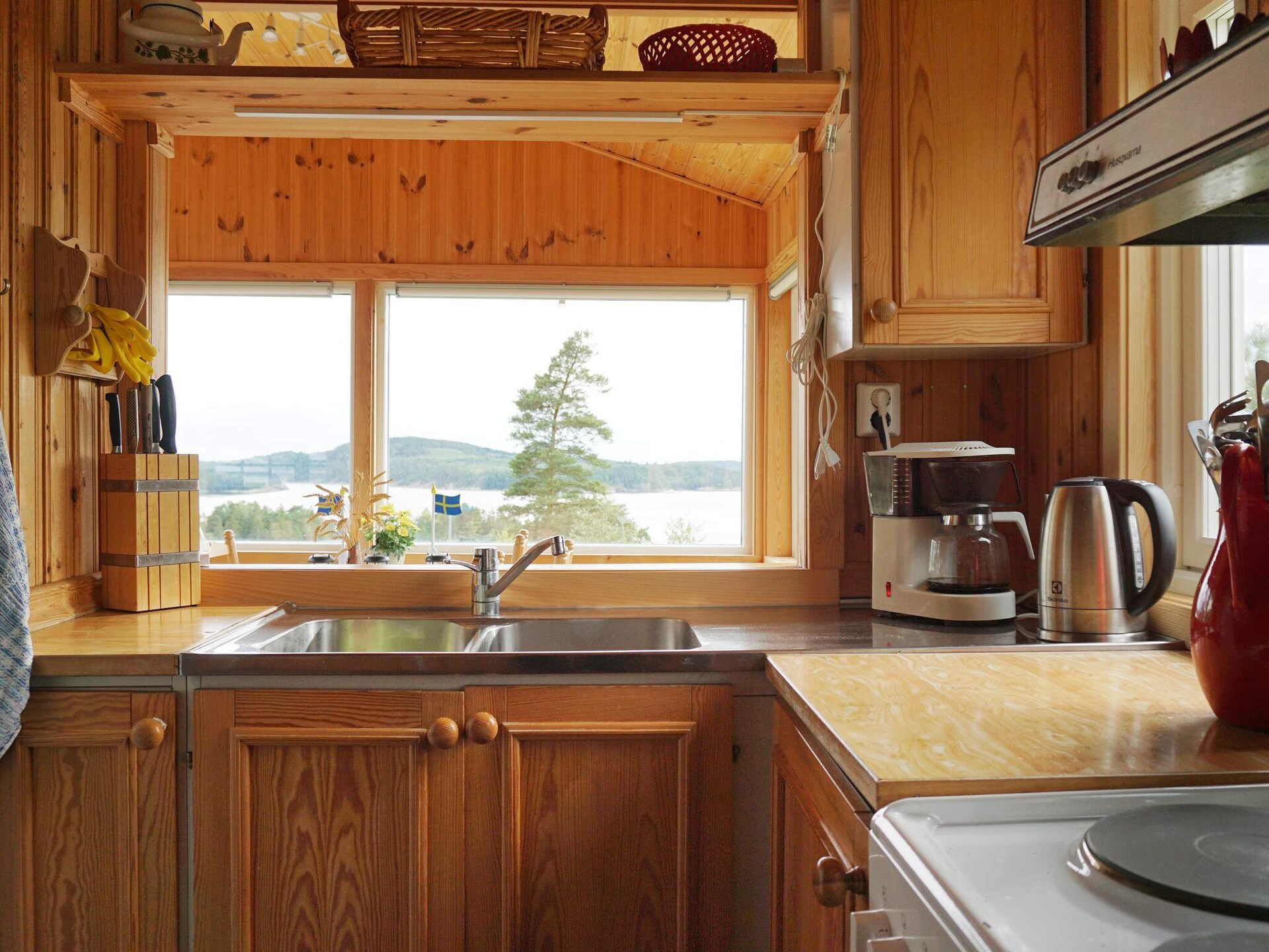 Zweeds vakantiehuis met panoramisch fjordzicht bij kindvriendelijk zandstrand - foto 17