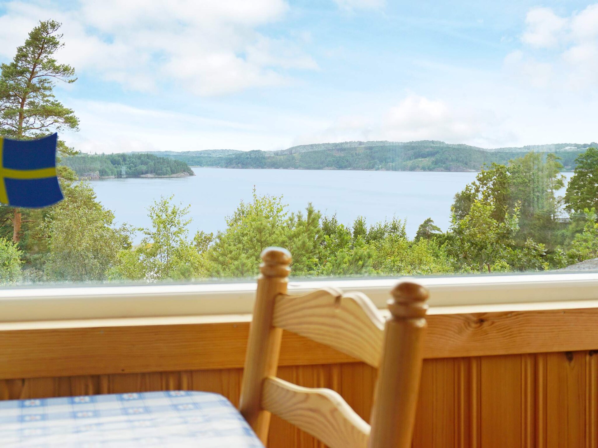 Zweeds vakantiehuis met panoramisch fjordzicht bij kindvriendelijk zandstrand - foto 12