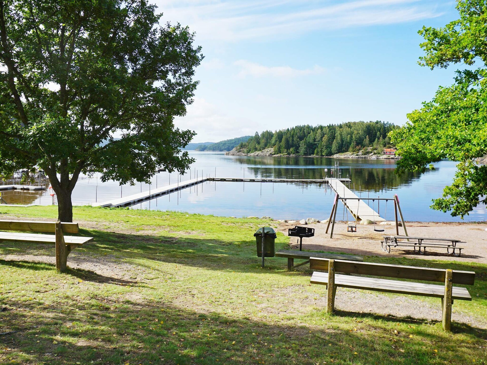 Zweeds vakantiehuis met panoramisch fjordzicht bij kindvriendelijk zandstrand - foto 24